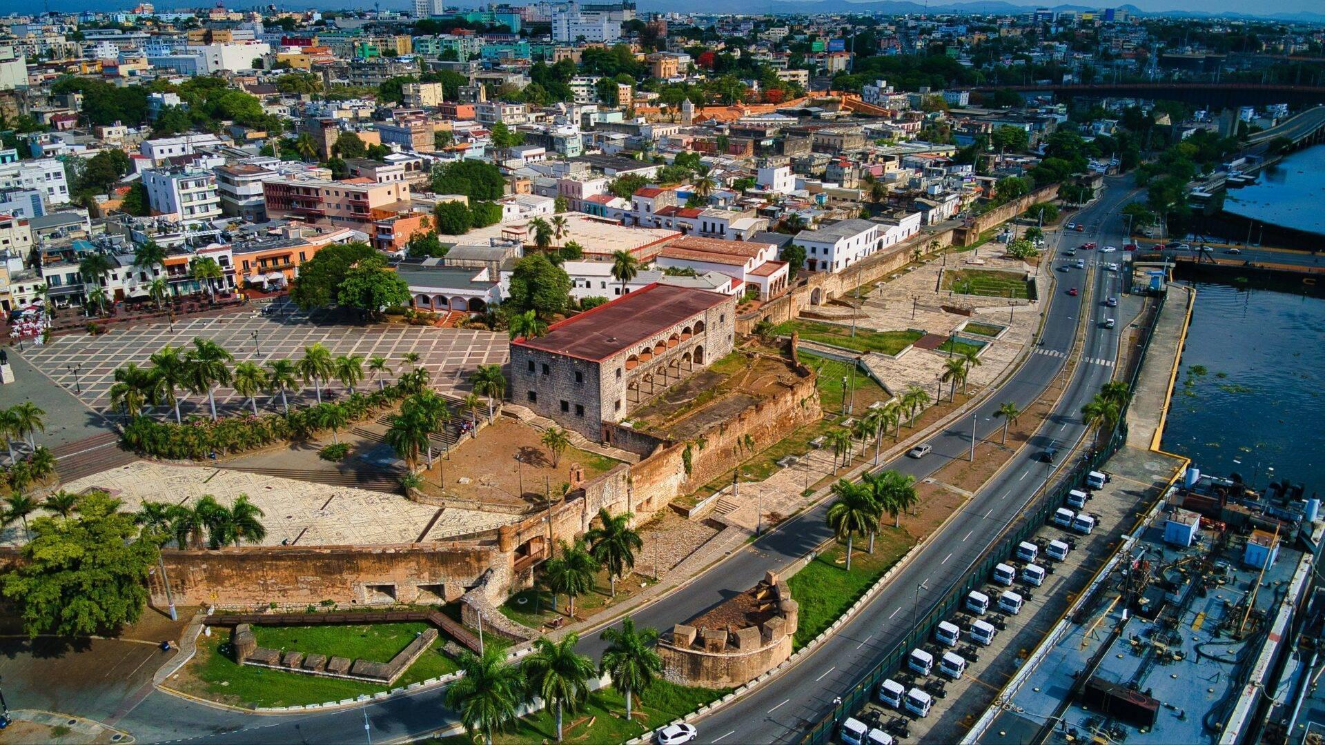 Rue pavée bordée de bâtiments coloniaux colorés dans la Ciudad Colonial de Saint-Domingue