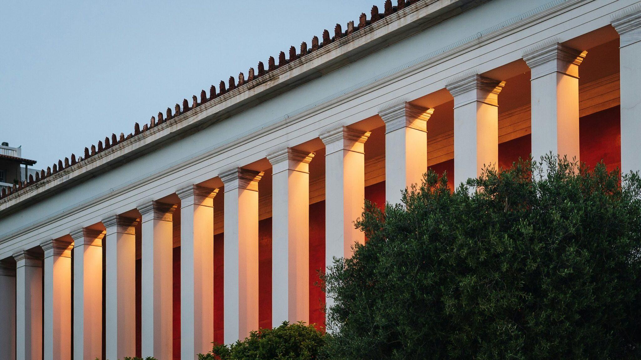 Façade du Musée de l’Acropole avec colonnes blanches illuminées et ciel dégagé, Athènes