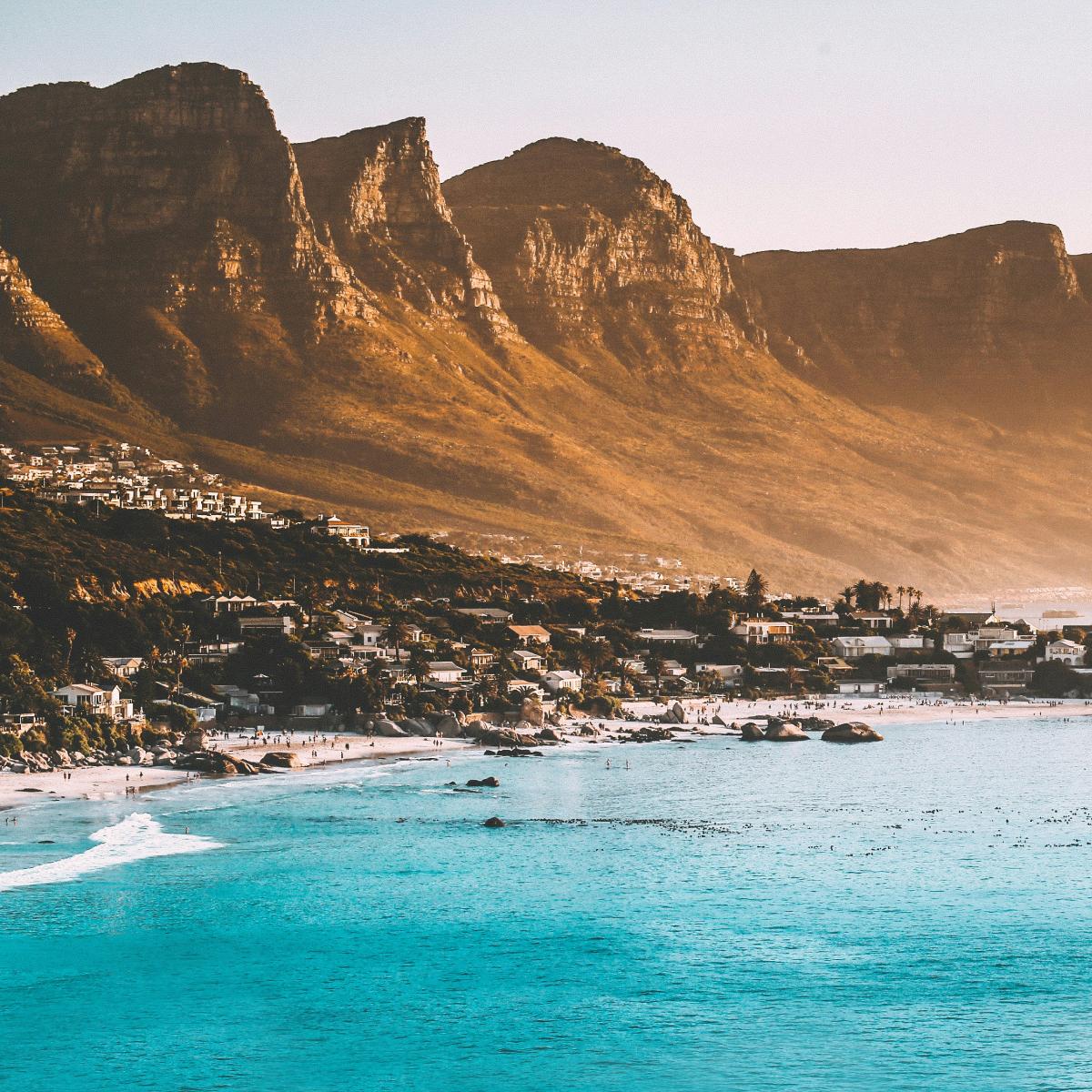 Voyageur en Afrique du Sud contemplant un paysage de savane