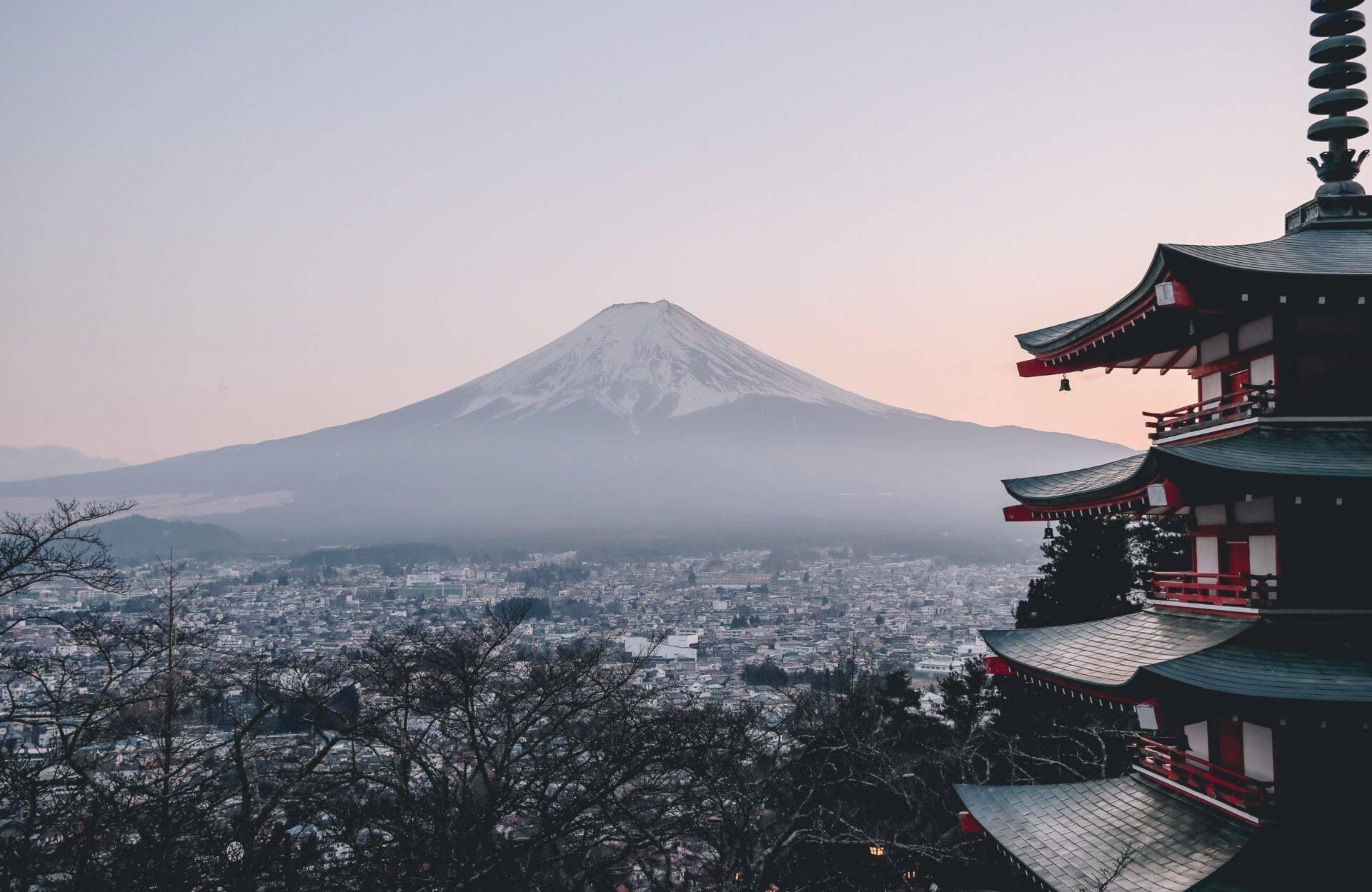 Vue du Mont Fuji depuis une fenêtre de train, voyageur en transit au Japon