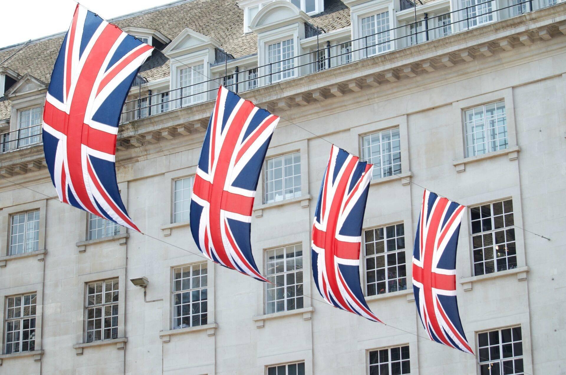 Passeport français et drapeau britannique, formalités d’entrée post-Brexit