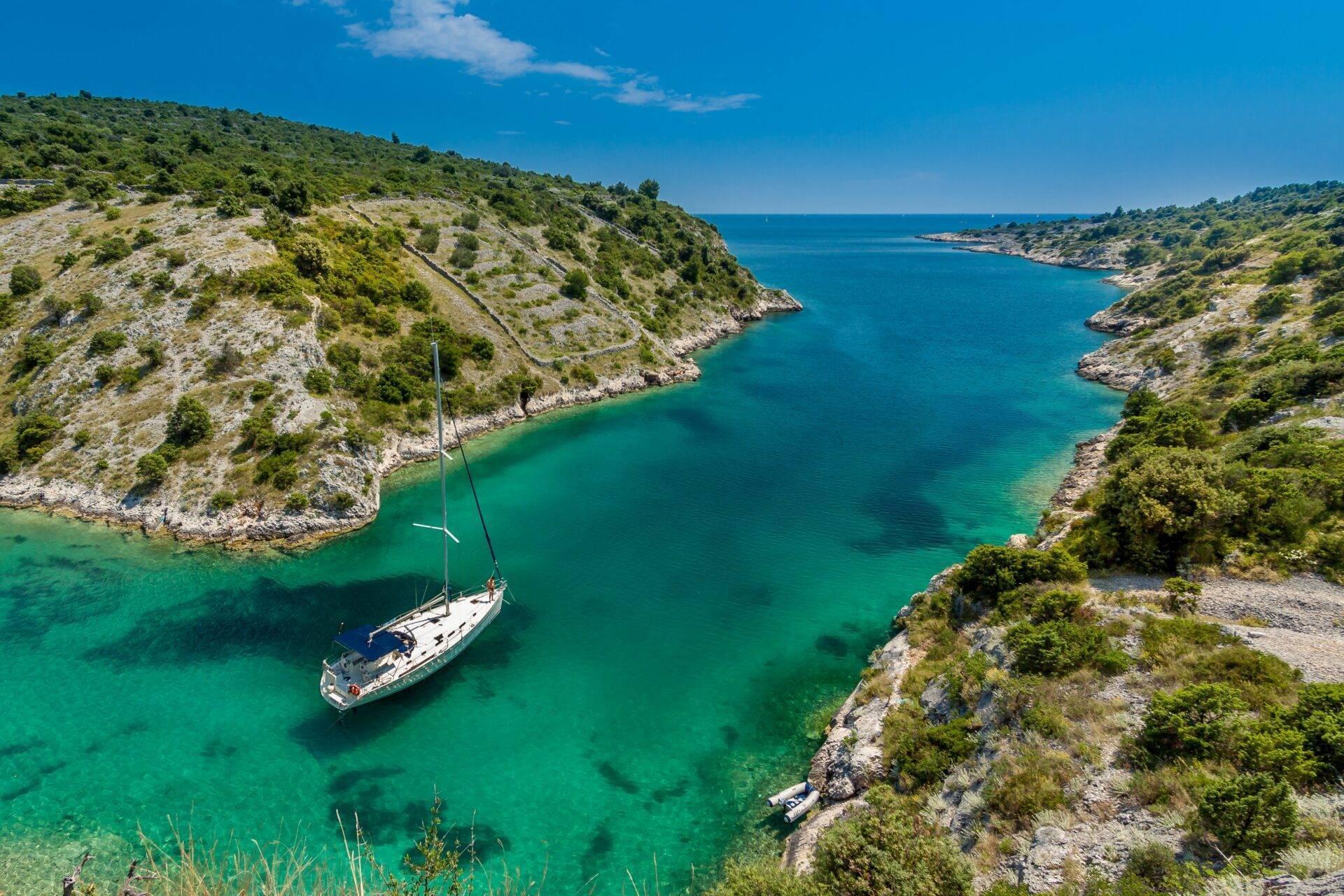 Côte dalmate croate avec voiliers dans les eaux de l'Adriatique