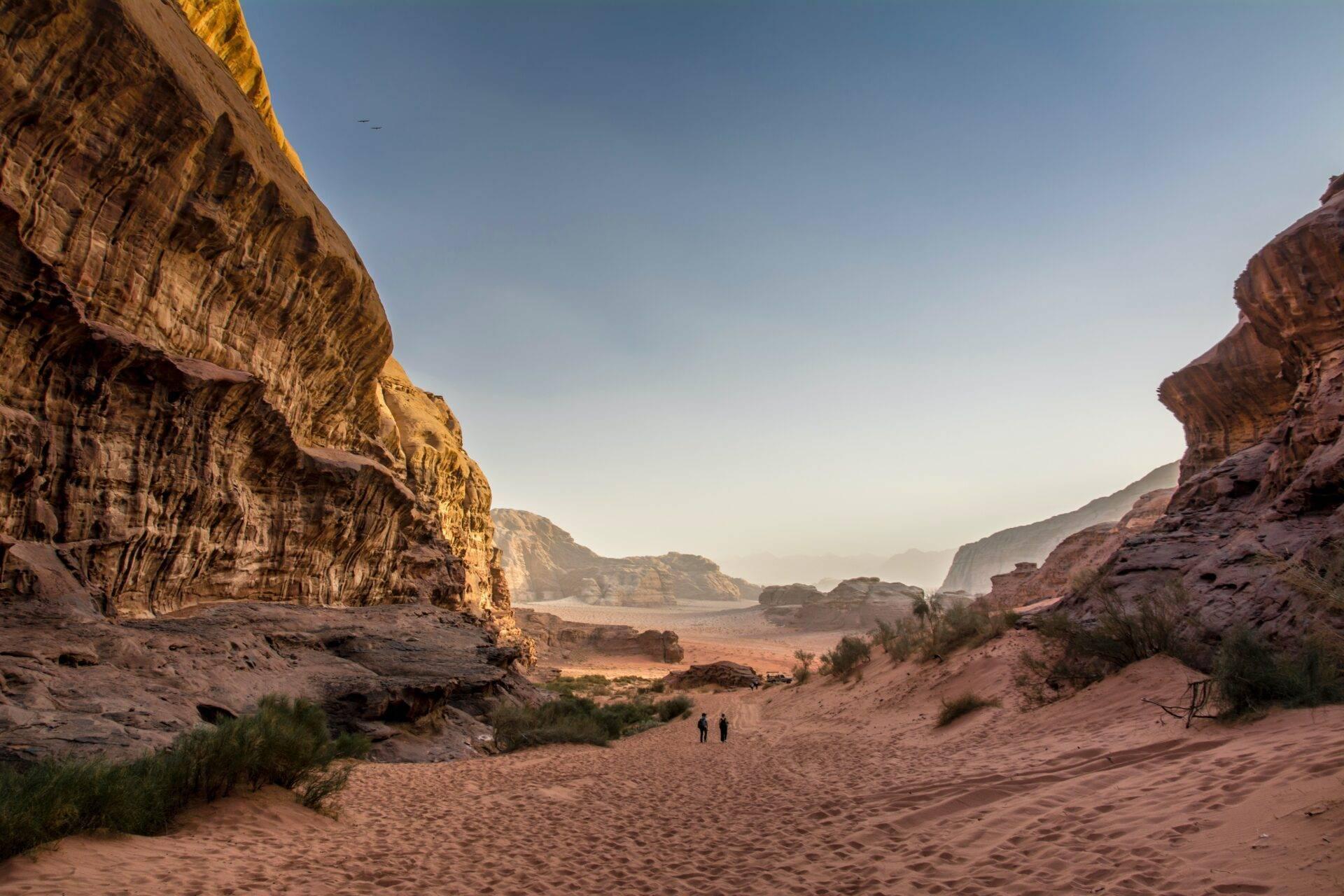 Voyageur face aux ruines de Pétra, Jordanie