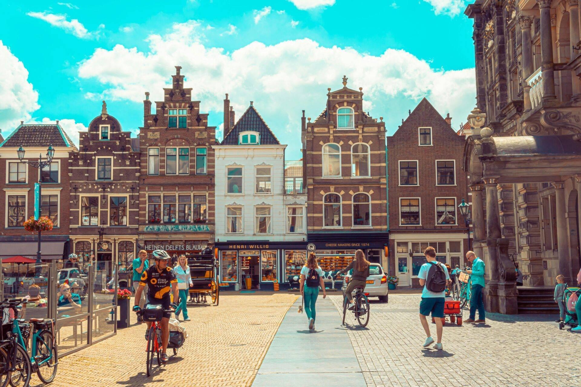 Canaux d'Amsterdam avec vélos et façades typiques, voyage aux Pays-Bas