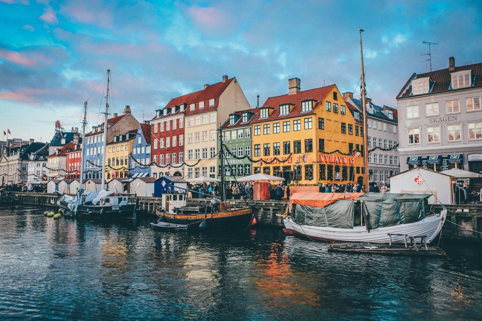 Voyageur face aux côtes et paysages du Danemark