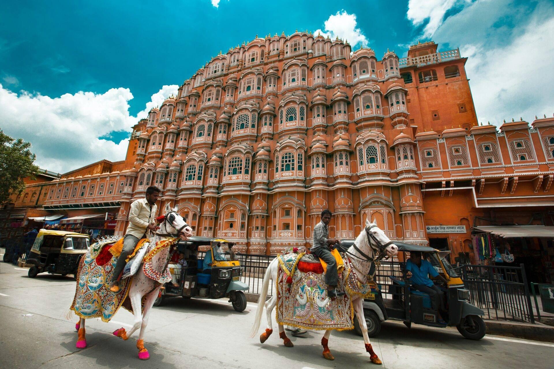 Voyageur devant le Taj Mahal en Inde, préparant son assurance voyage