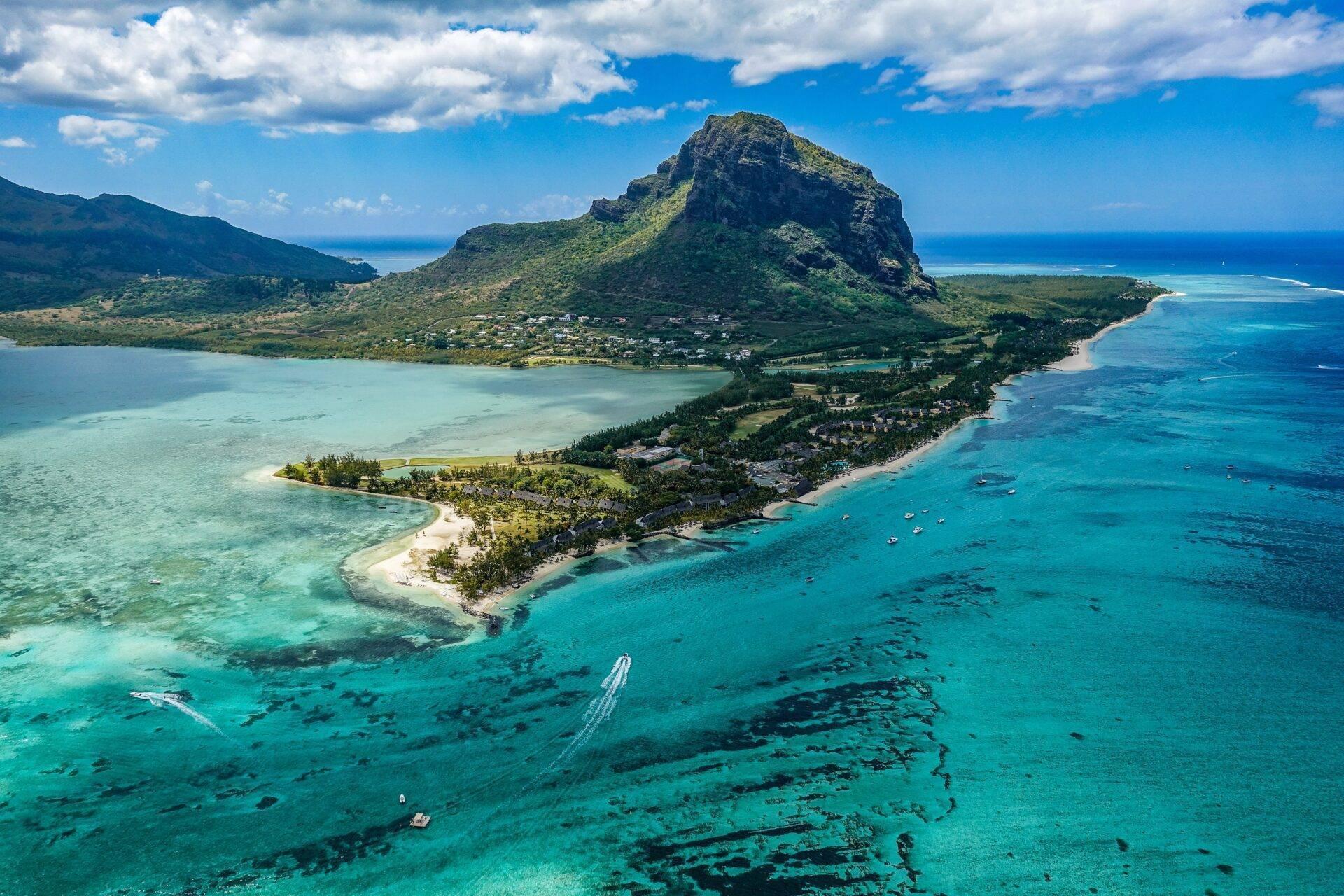 Lagon turquoise et plage de sable blanc de l'Île Maurice, dans l'océan Indien