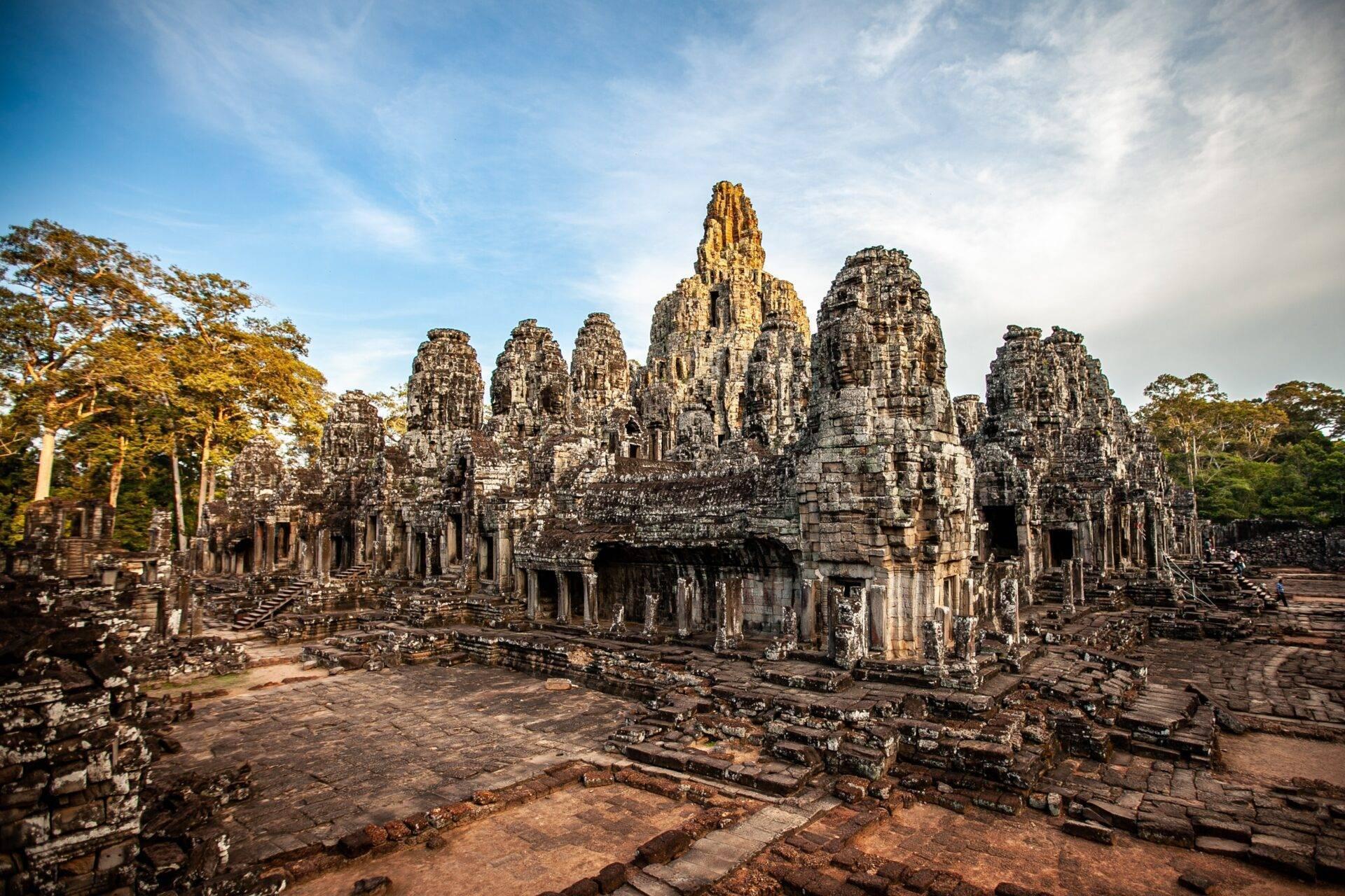 Voyage au Cambodge : paysage de rizières et temples sous ciel nuageux