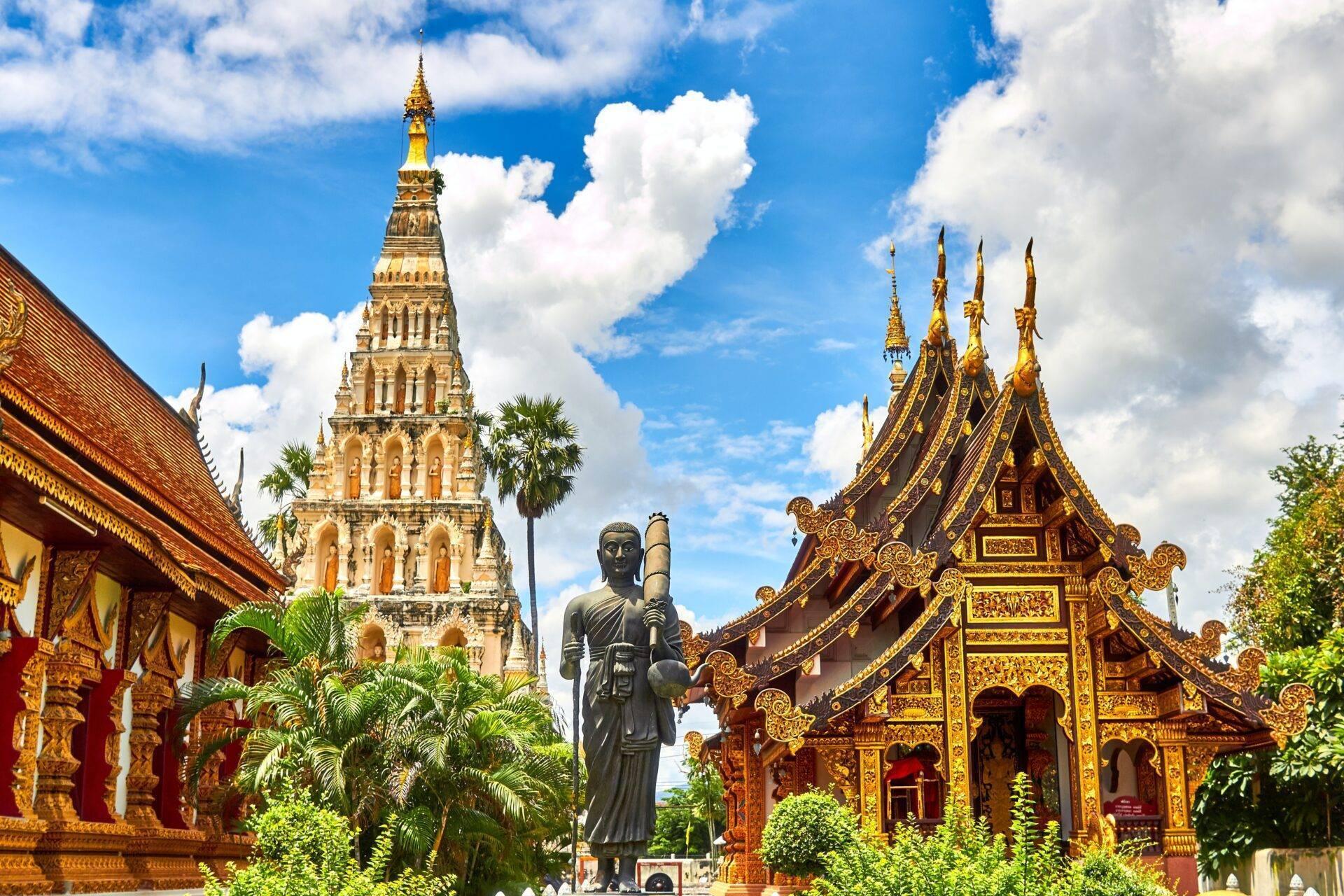 Voyageur face aux temples de Bangkok, Thaïlande
