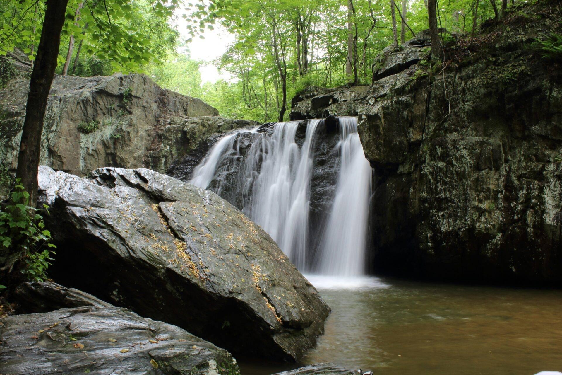 Cascade et piscine naturelle aux eaux limpides au cœur de la jungle de Damajagua