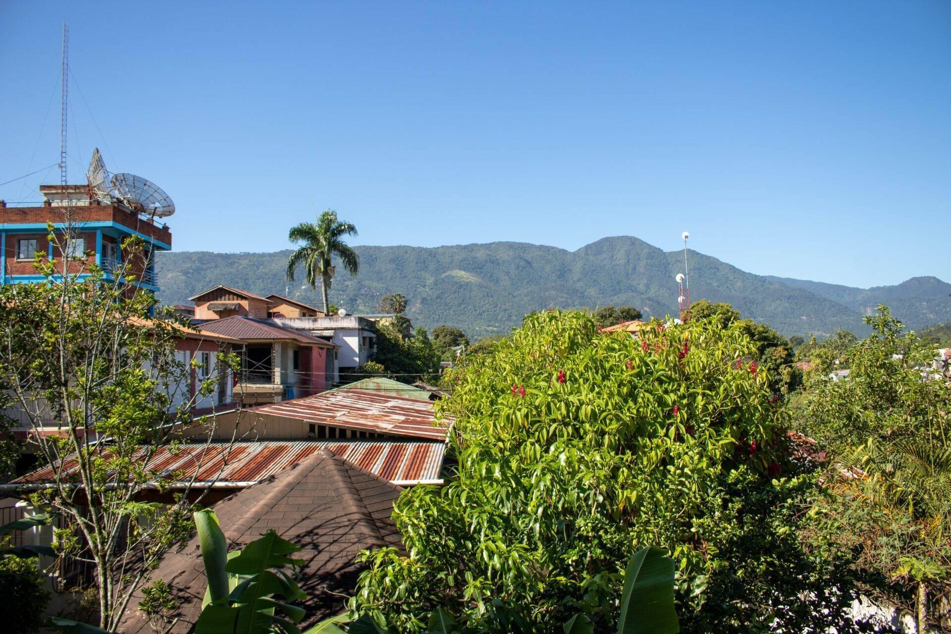 Montagnes verdoyantes et rivière de la Cordillère centrale autour de Jarabacoa