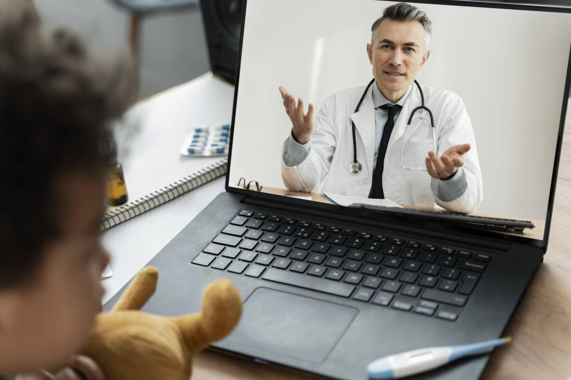 Médecin en téléconsultation médicale 24h/24 avec un patient voyageur via smartphone à l’étranger
