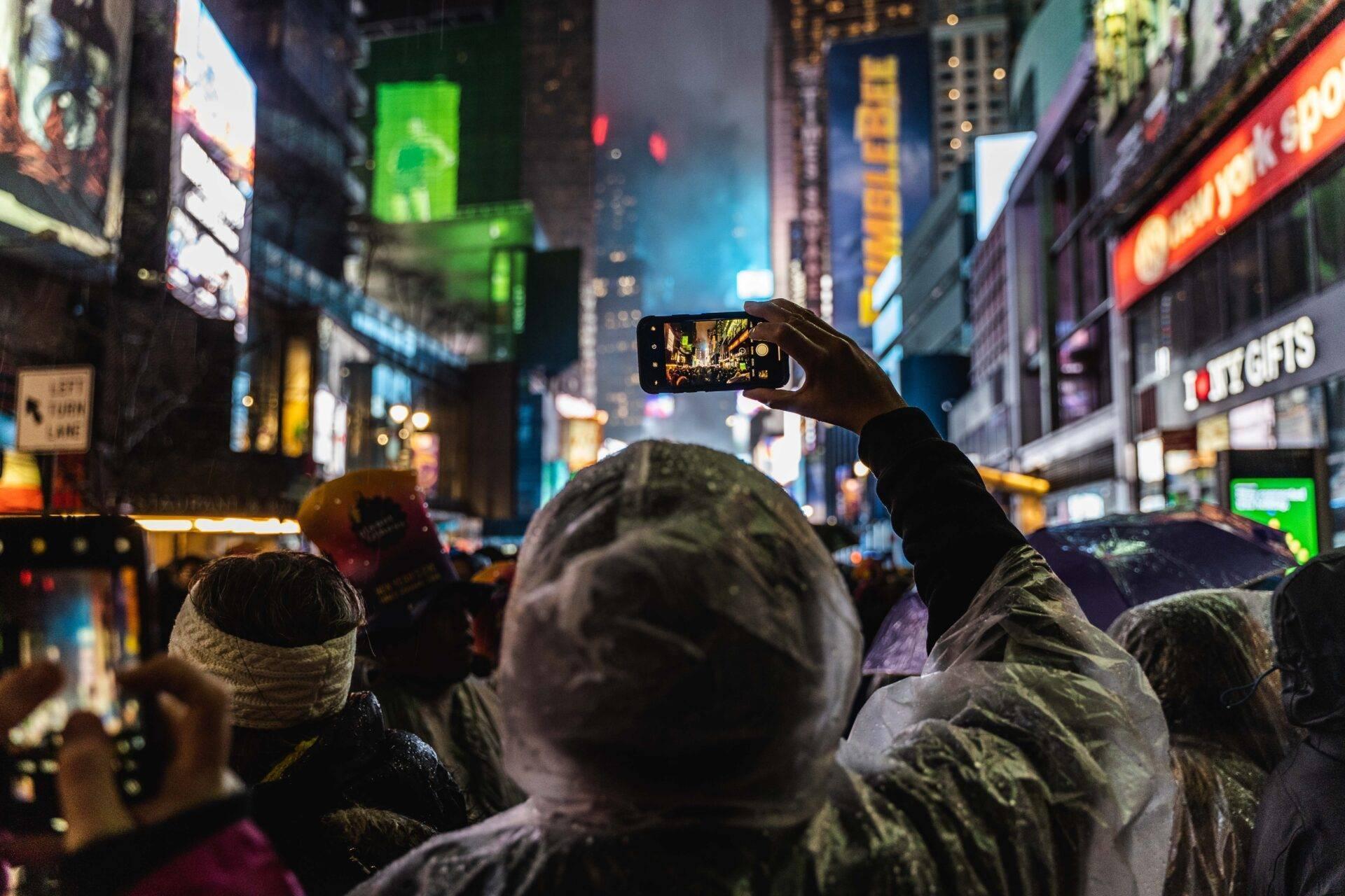 La boule lumineuse de Times Square entourée d’une foule en liesse lors du compte à rebours du Nouvel An à New York