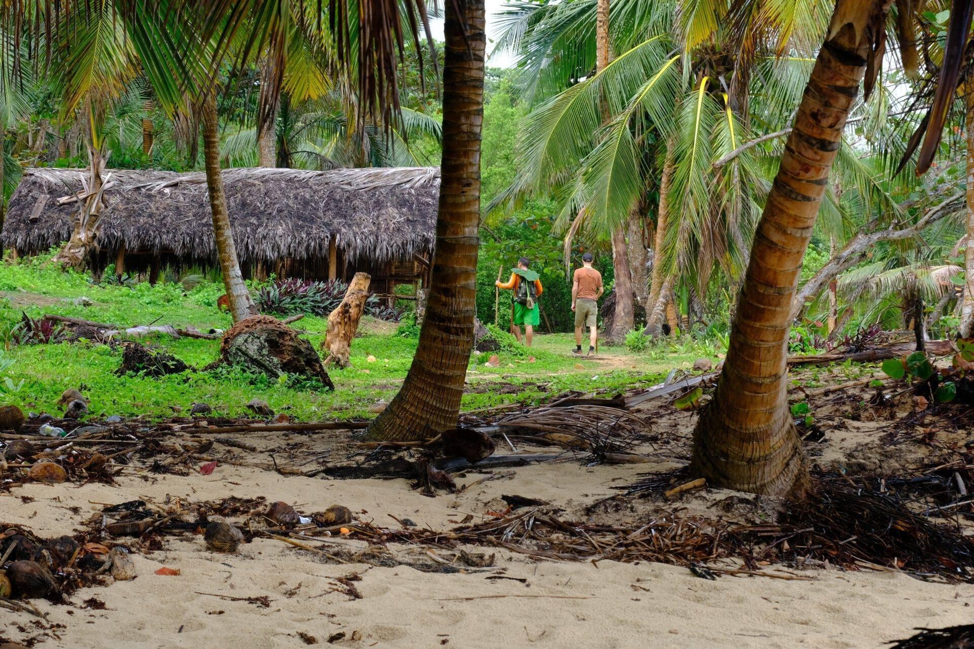 Barques de pêcheurs sur la plage tranquille du village de Las Galeras