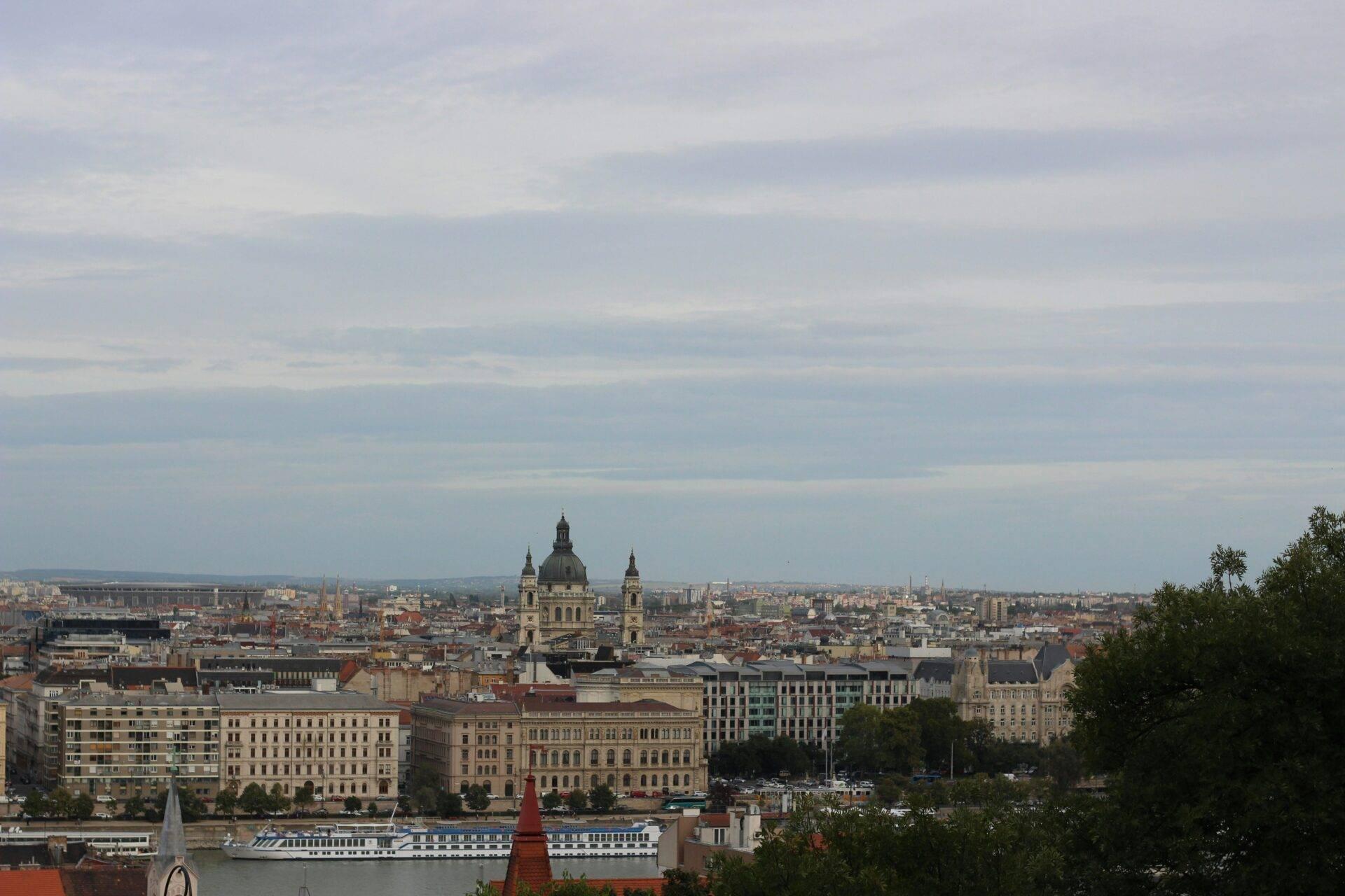 Vista panoramica di una città europea con un’imponente basilica in riva a un fiume e architettura storica