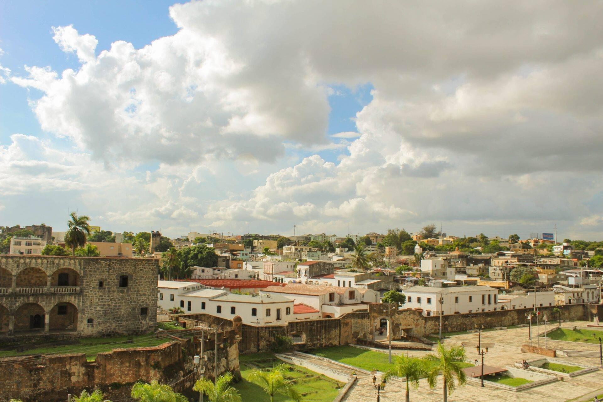 Architecture coloniale espagnole et place historique animée au centre de Saint-Domingue