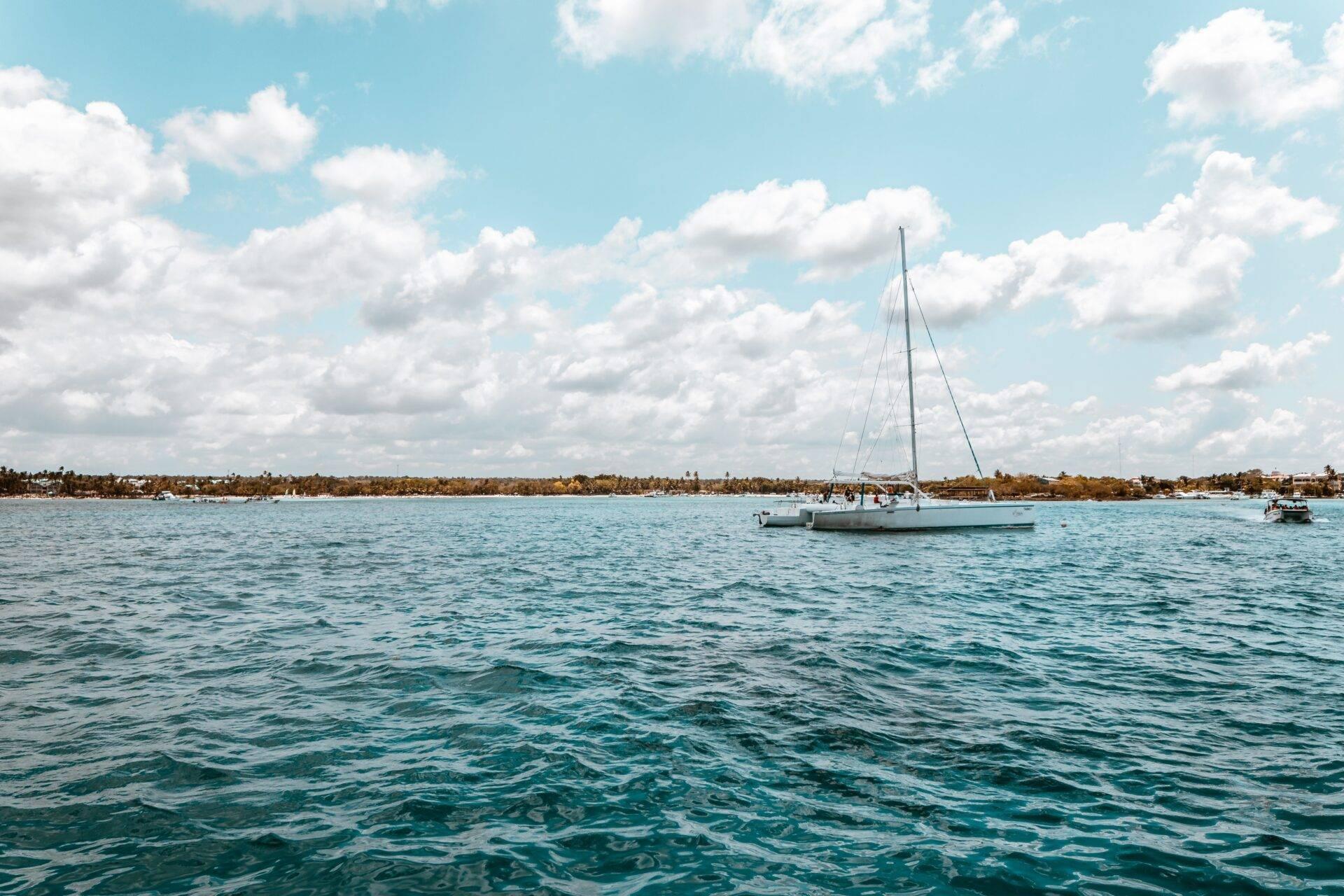 Bateaux de pêche colorés amarrés dans les eaux calmes du village côtier de Bayahibe