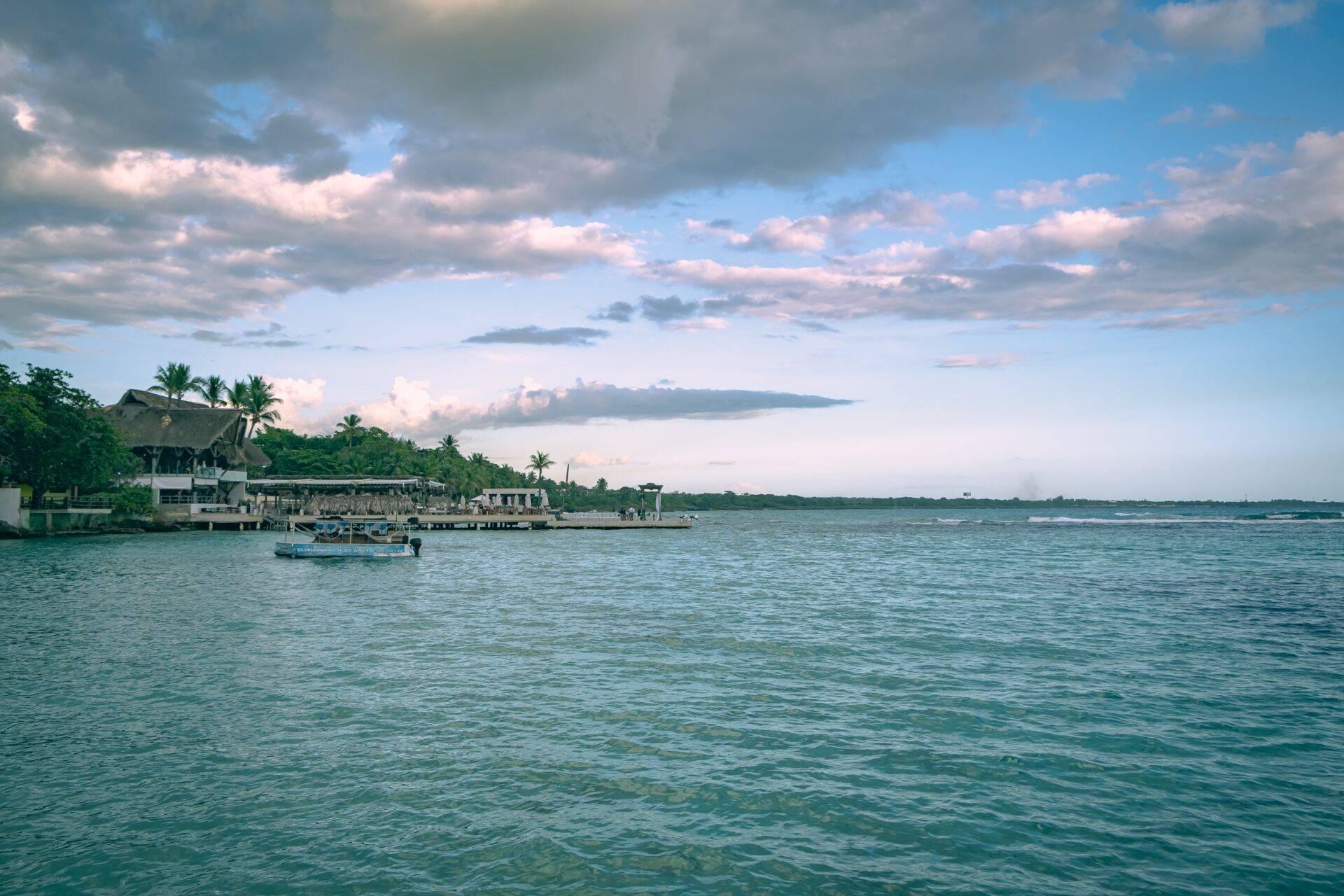 Lagon aux eaux calmes et transparentes de Boca Chica, baigneurs et palmiers en bord de plage