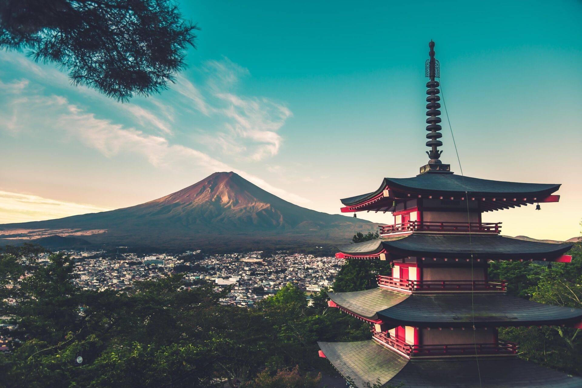 Vue panoramique sur le Mont-Fuji avec un pagode rouge traditionnelle japonaise au premier plan et ville étendue