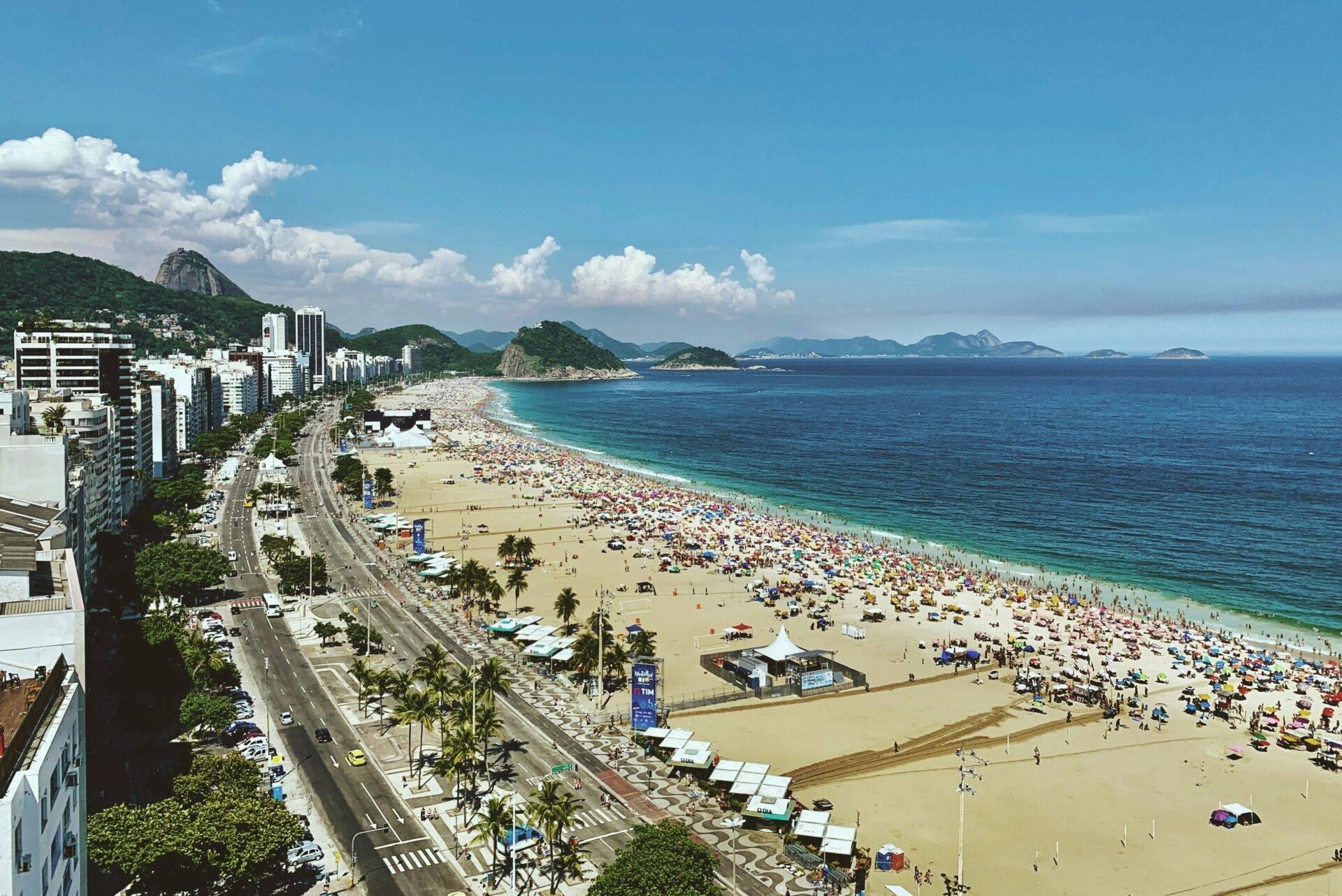 La plage de Copacabana bondée et illuminée par les feux d’artifice lors du Réveillon à Rio de Janeiro