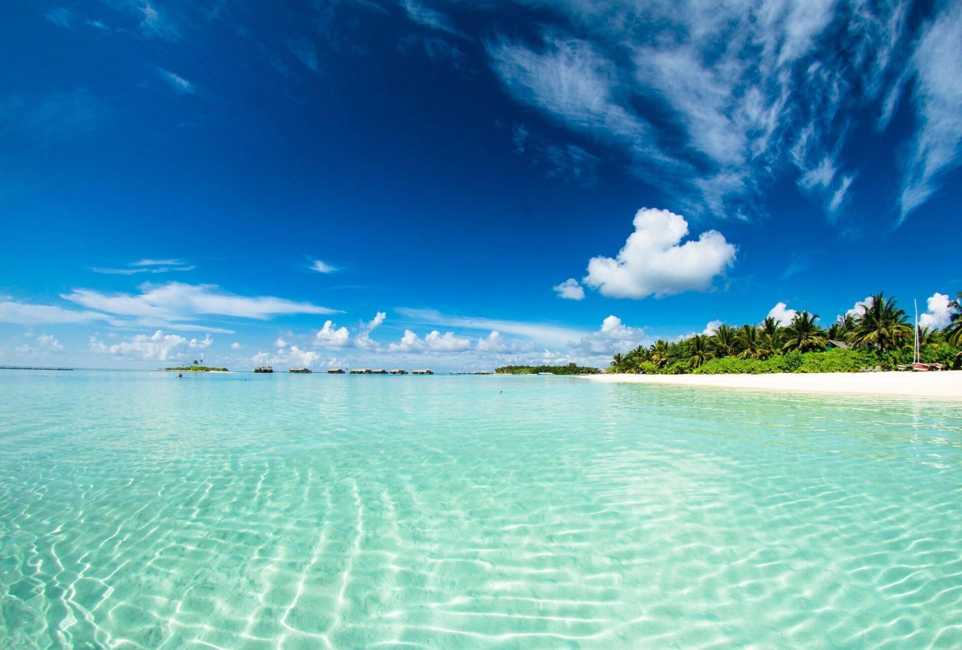 Bungalows sur pilotis aux Maldives vus depuis le lagon turquoise