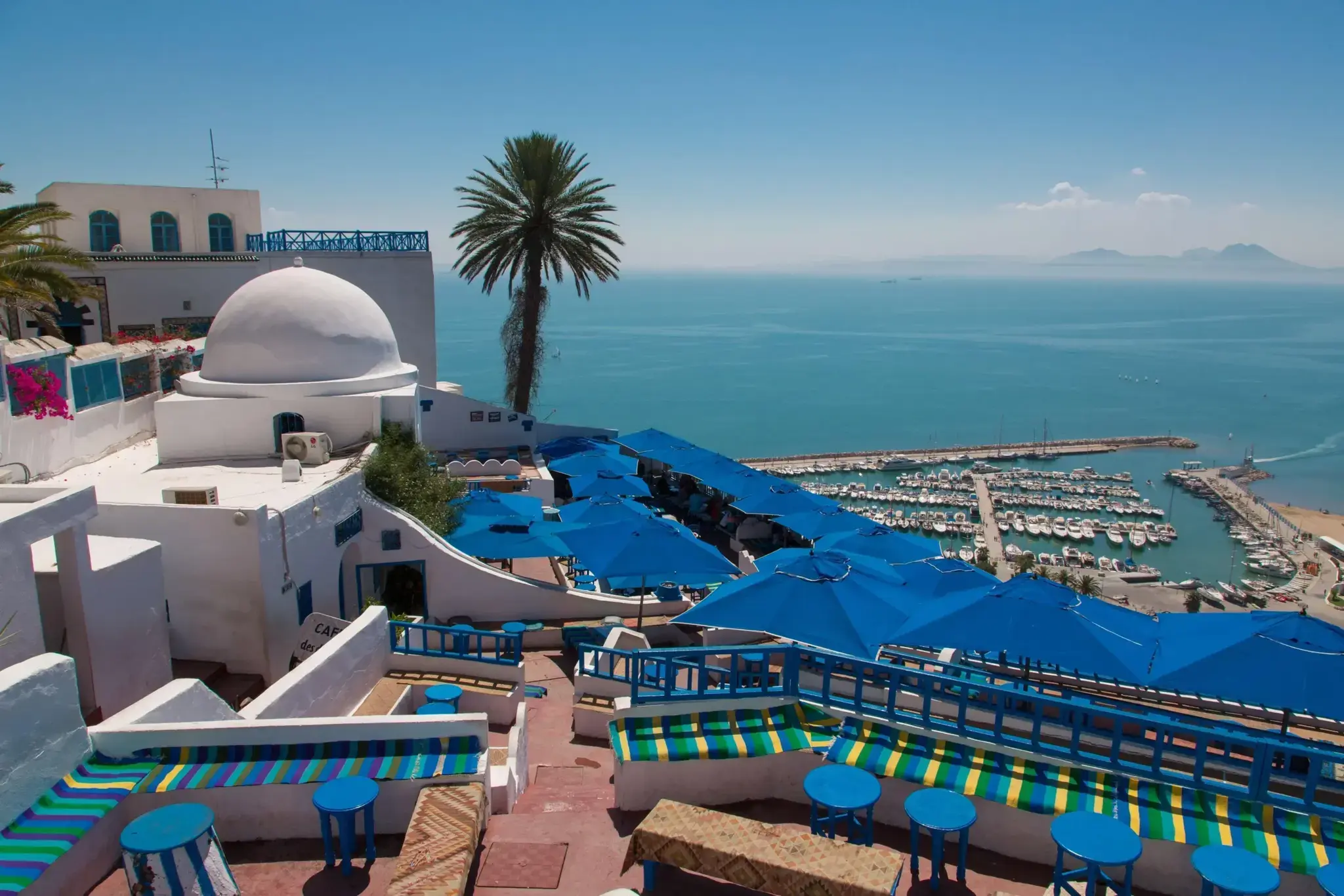 Voyageur en Tunisie face à la mer Méditerranée, préparant son départ