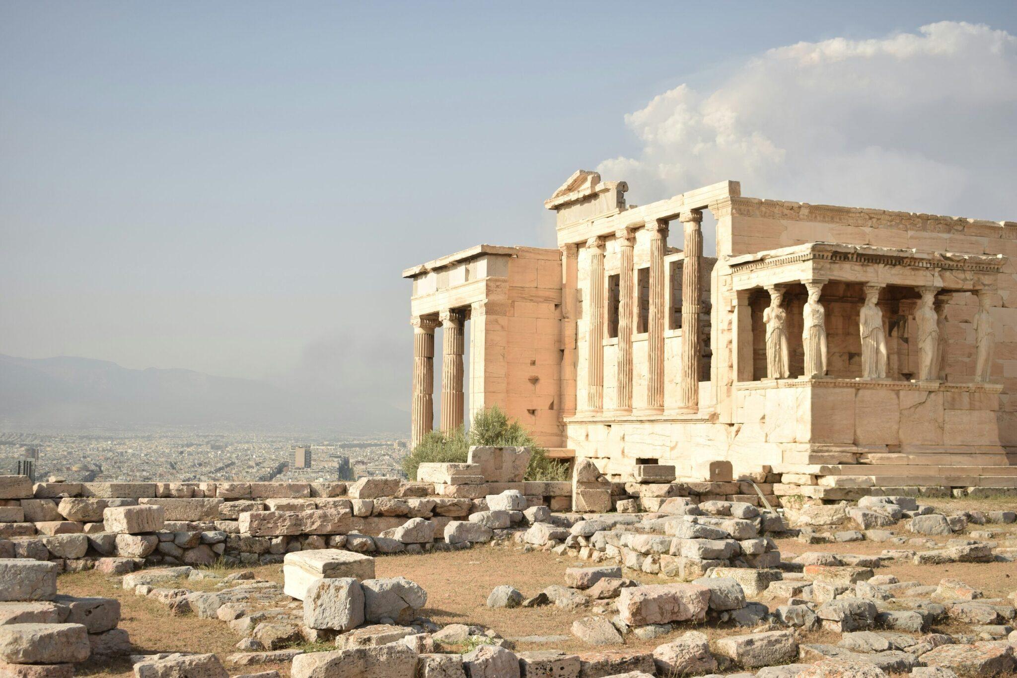 Ruines d’un temple antique avec colonnes doriques sur l’Acropole d’Athènes surplombant la ville