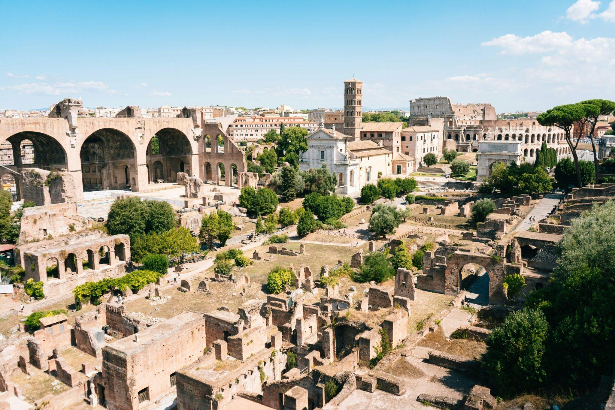 Vue aérienne des ruines antiques du Forum romain avec ses colonnes, arches et bâtiments historiques préservés