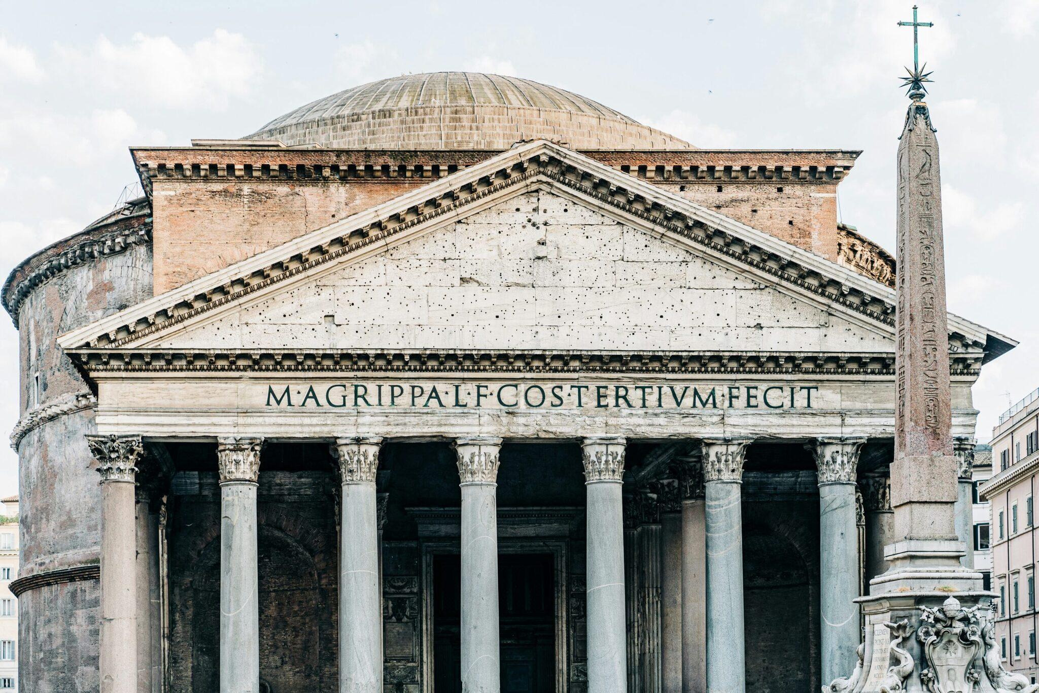 Vue frontale du Panthéon antique avec ses colonnes corinthiennes, dôme et inscription latine à Rome
