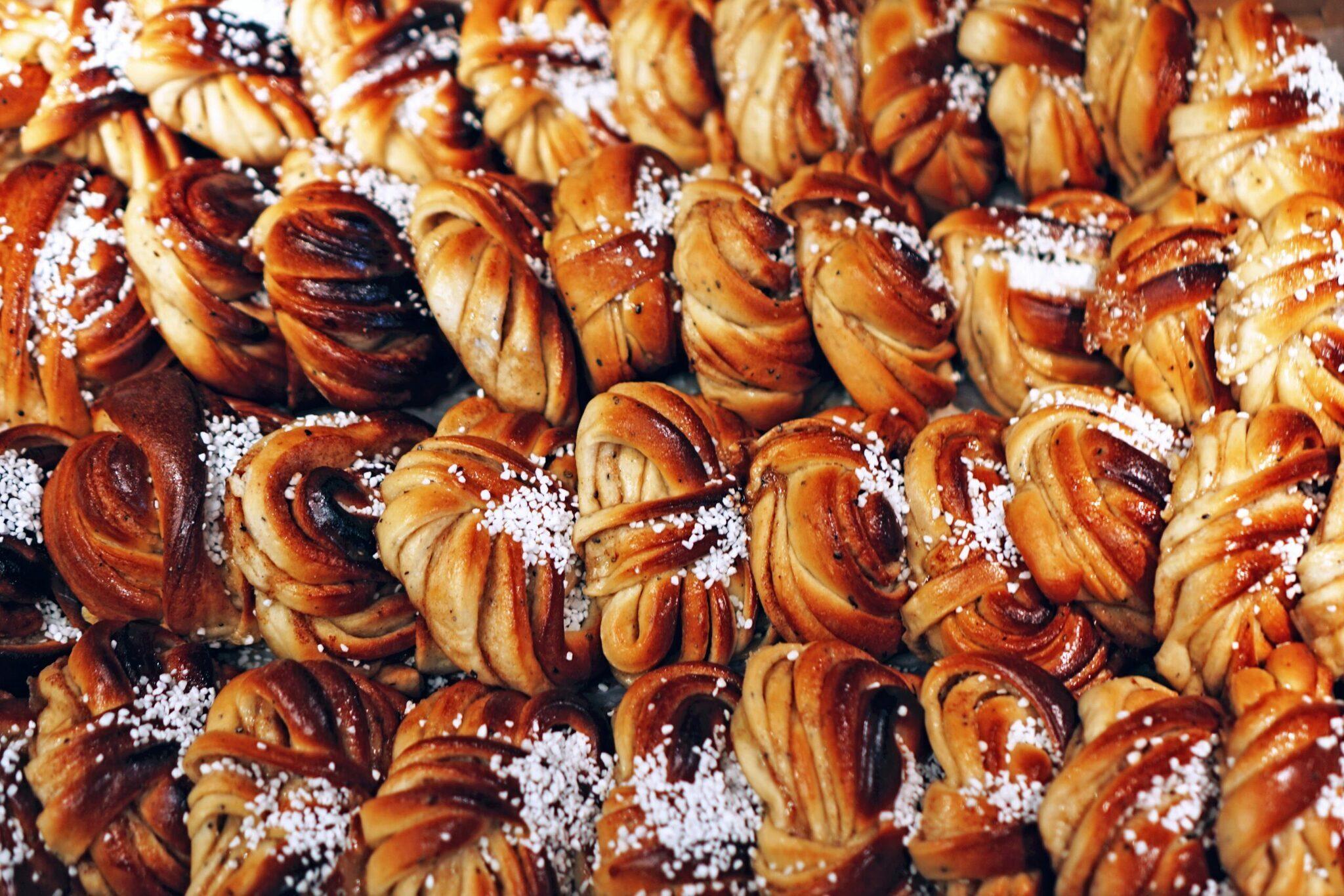 Primo piano su pasticcini sfogliati dorati cosparsi di zucchero granulato, tipici della pasticceria scandinava