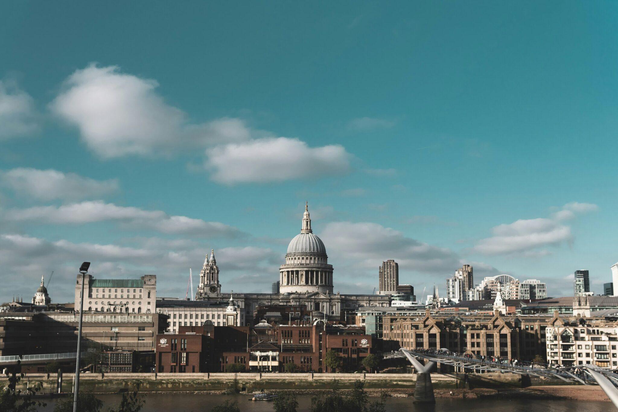 Blick auf die St. Paul’s Cathedral und historische Londoner Gebäude von der Themse bei schönem Wetter