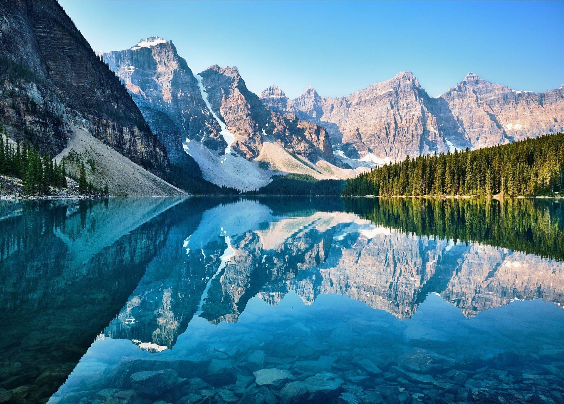 Lac et montagnes canadiennes avec voyageur en randonnée