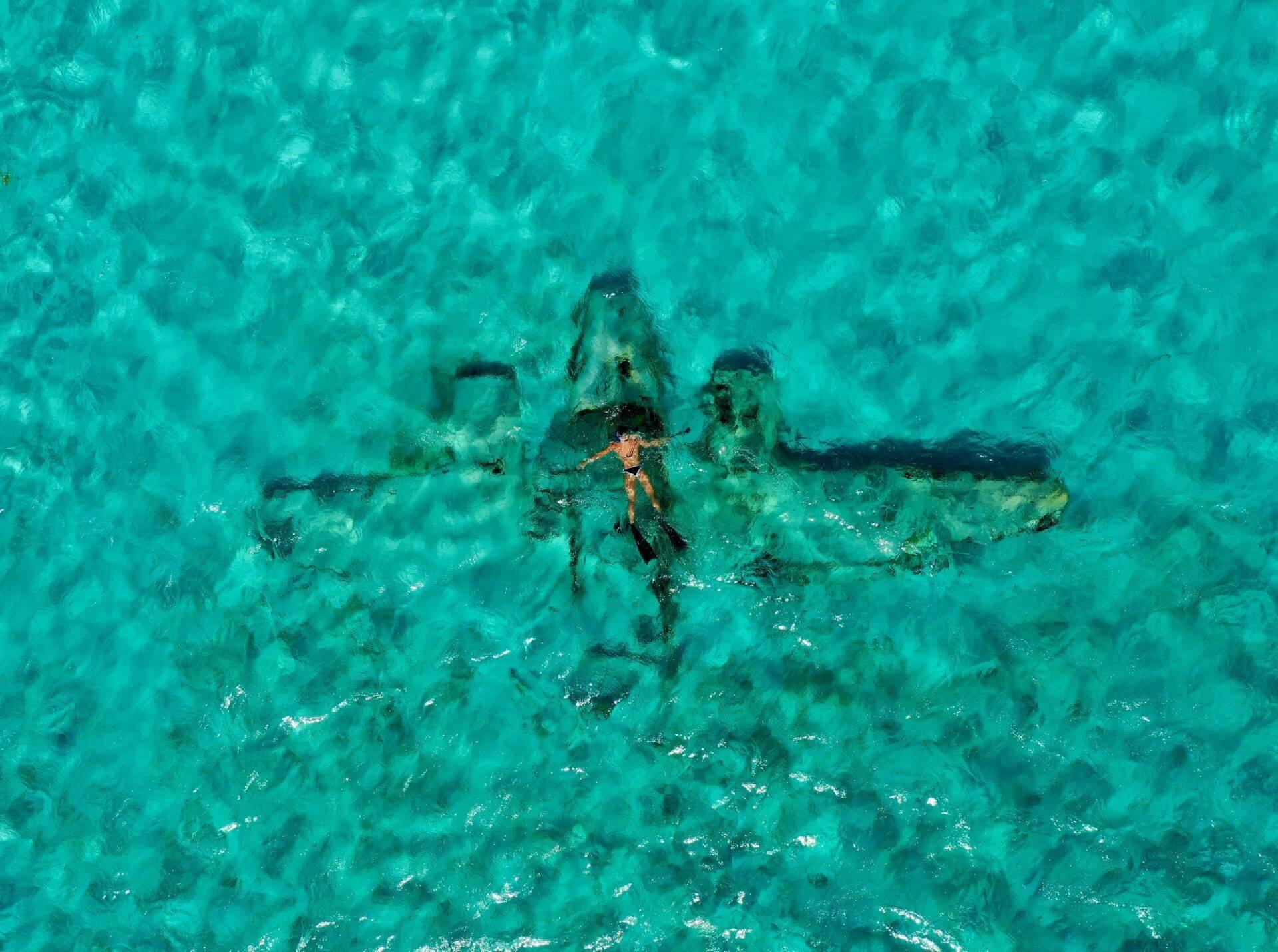 Vista aérea de un pecio sumergido en las aguas turquesas y cristalinas de Bahamas