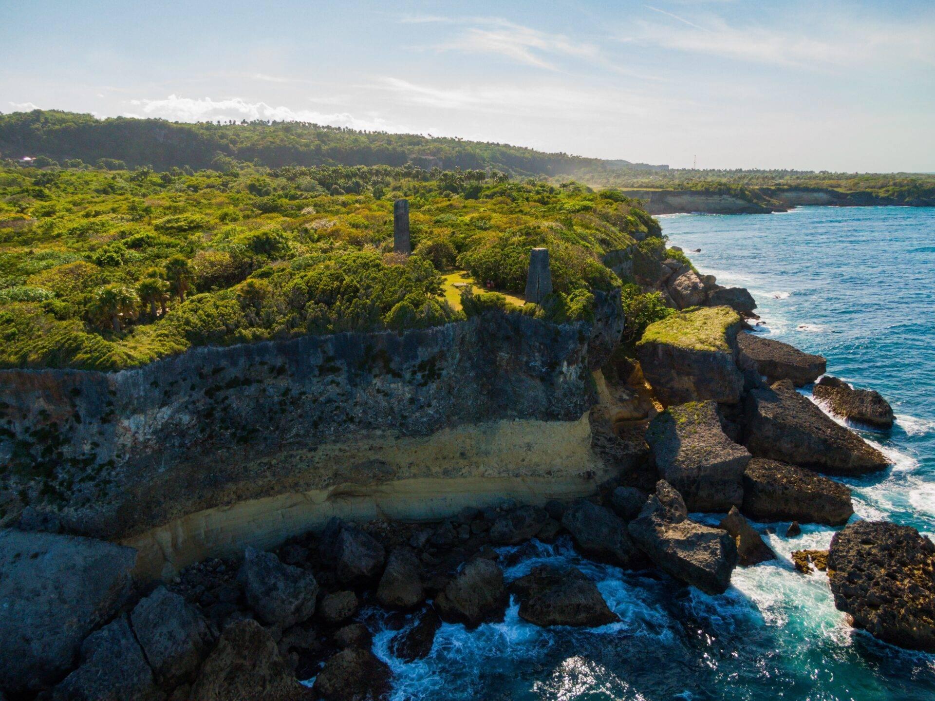 Falaises verdoyantes et plage sauvage préservée au cap Francés Viejo, côte nord-est dominicaine