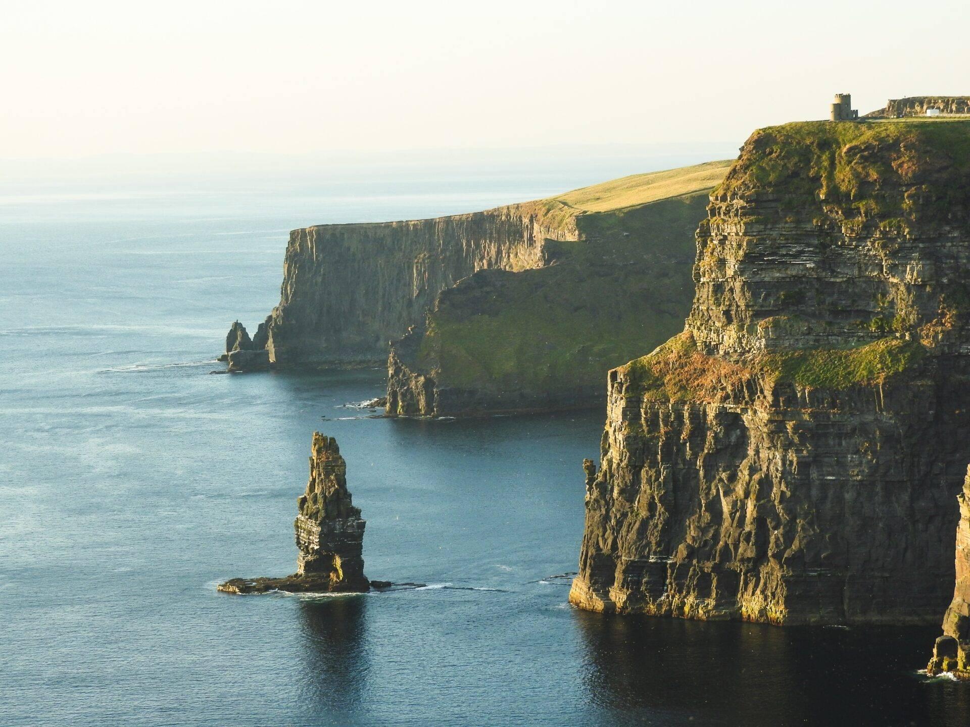 Falaises côtières irlandaises vues depuis la route, paysage typique d'un voyage en Irlande