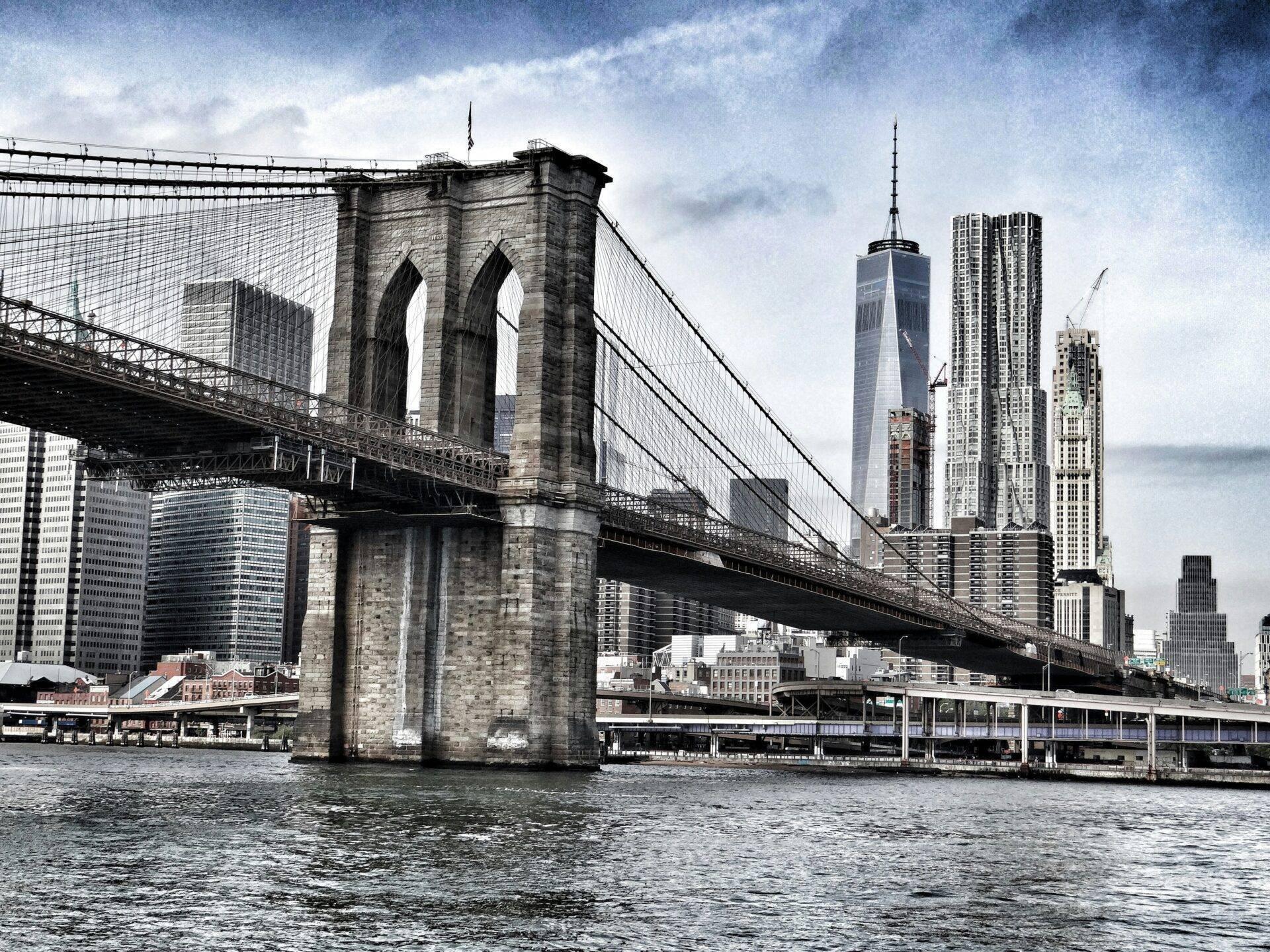 Vista del ponte di Brooklyn con i suoi caratteristici archi gotici e lo skyline di Manhattan sullo sfondo