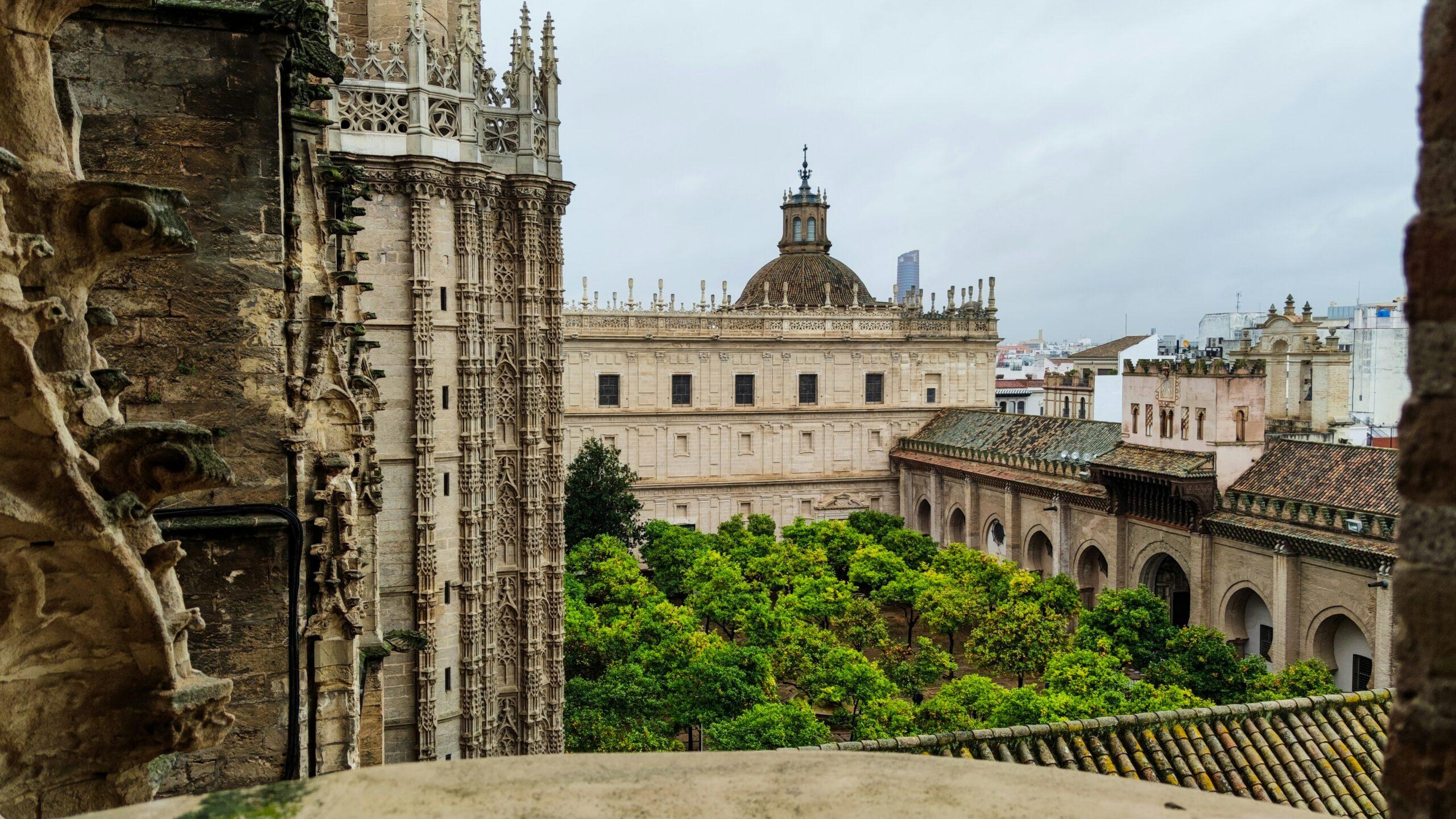 Vista sugli edifici storici di Siviglia con architettura gotica e rinascimentale, da una terrazza della cattedrale