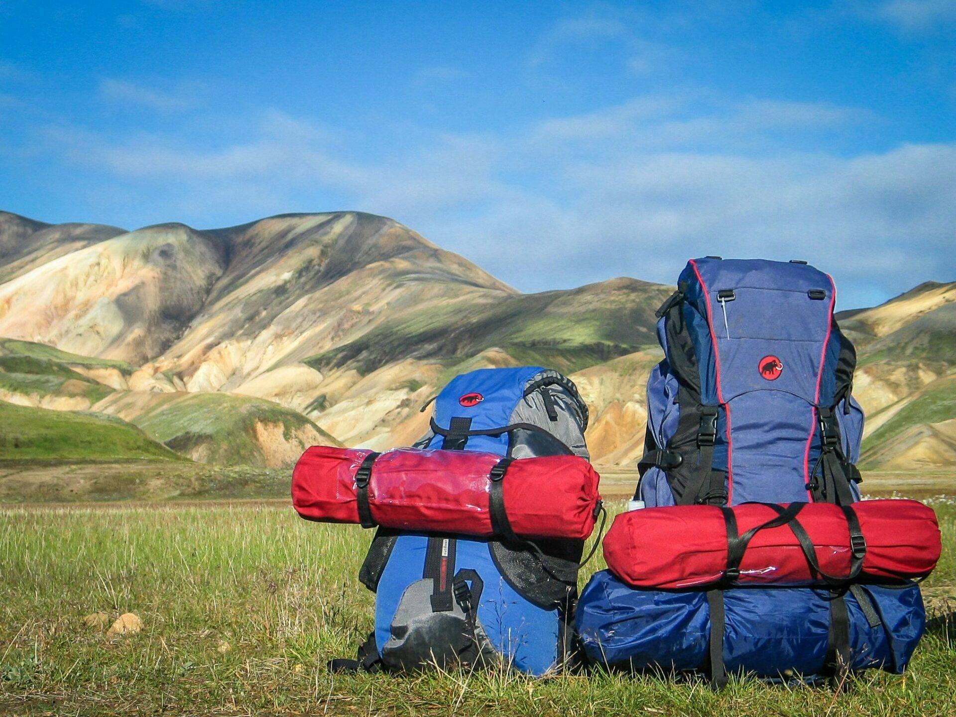 Comparaison de plusieurs sacs à dos de voyage de tailles différentes, du daypack au grand sac de trekking