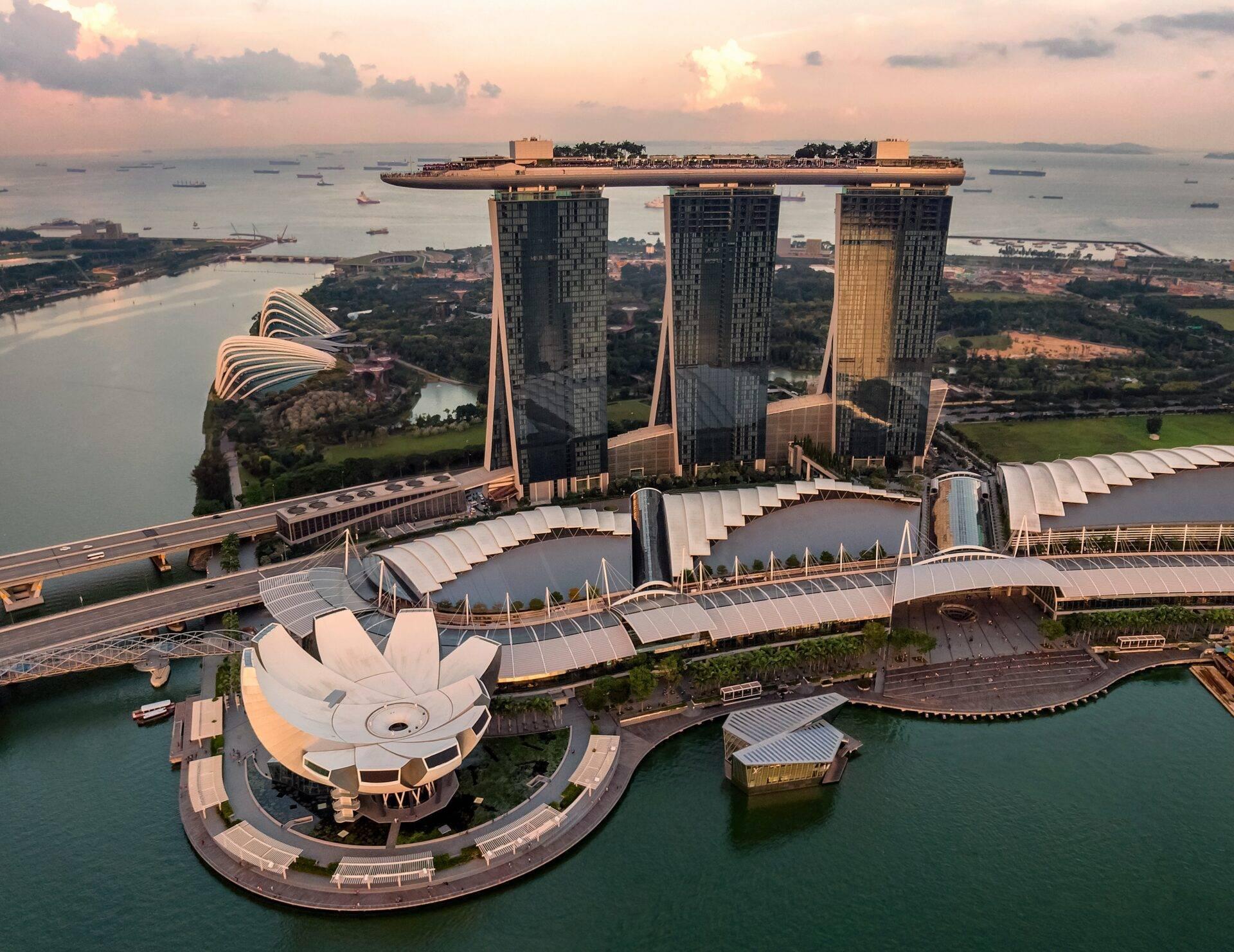Skyline de Singapour vue depuis Marina Bay de nuit, voyage en Asie du Sud-Est