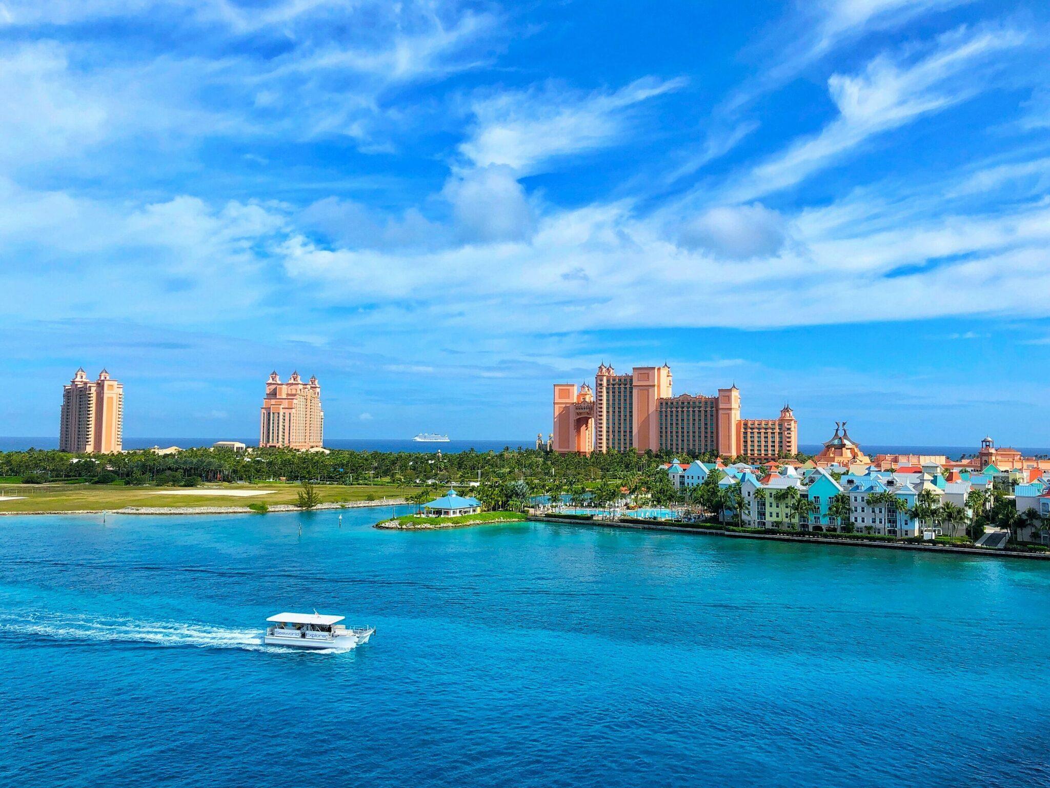 Vue panoramique d’une station balnéaire tropicale avec hôtels de luxe, plages turquoise et architecture colorée en bord de mer