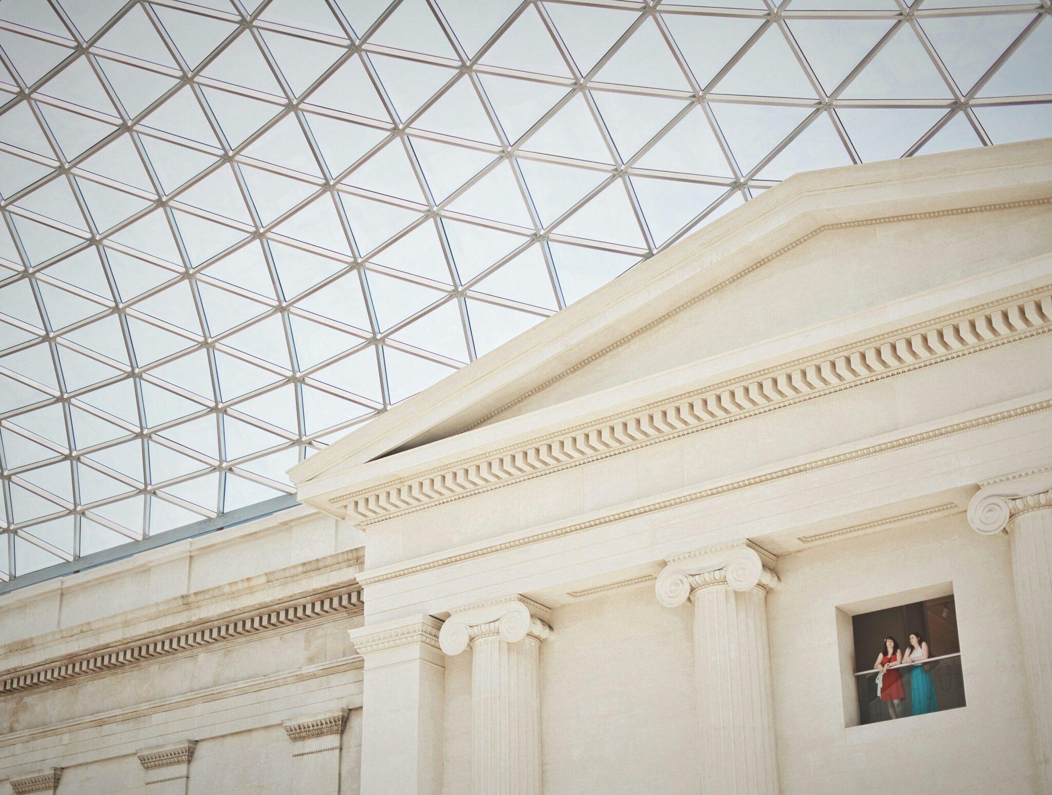 Museumsinterieur mit geometrischem Glasdach und klassischen Säulen mit verzierten Kapitellen