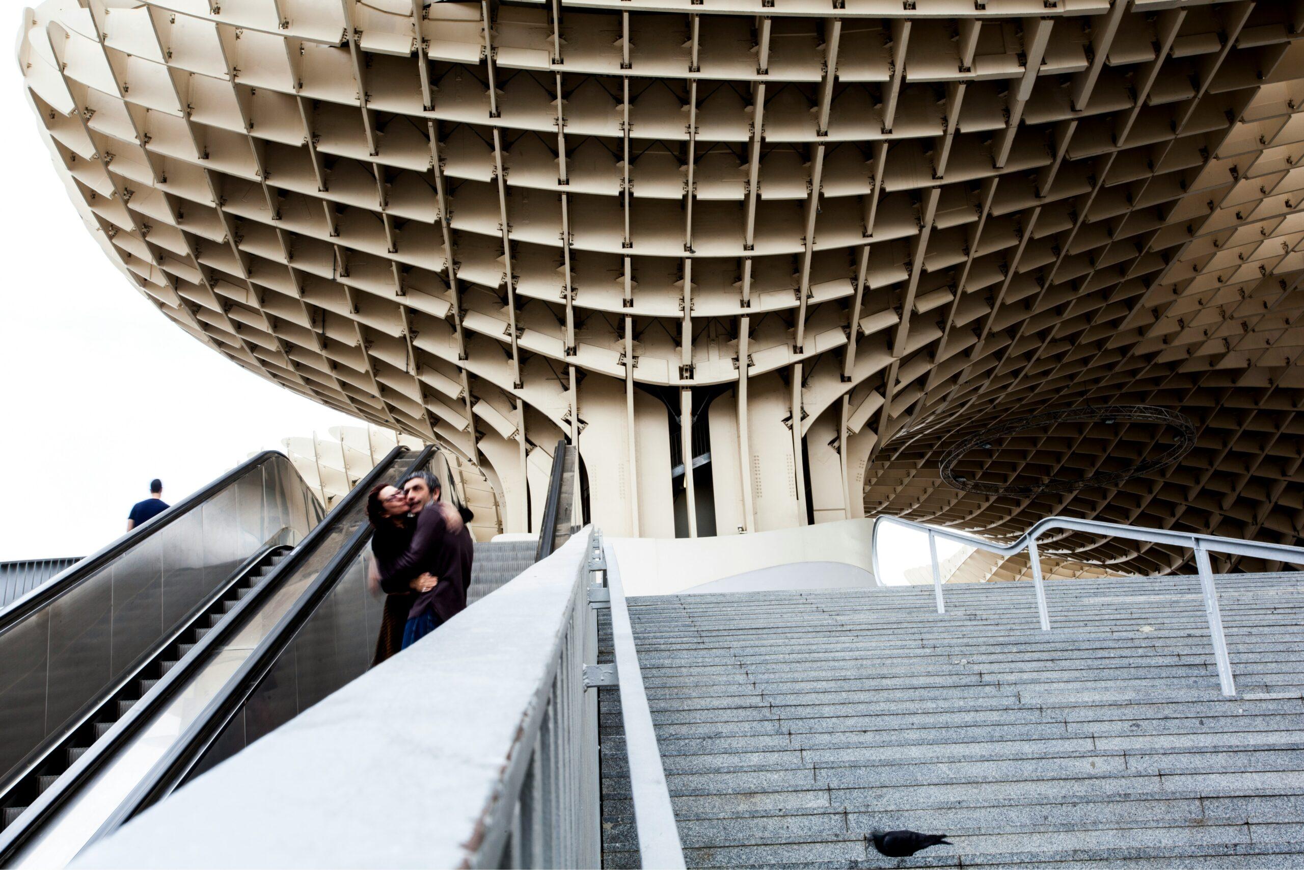 Scale moderne ed escalator che conducono a un edificio contemporaneo con strutture geometriche bianche