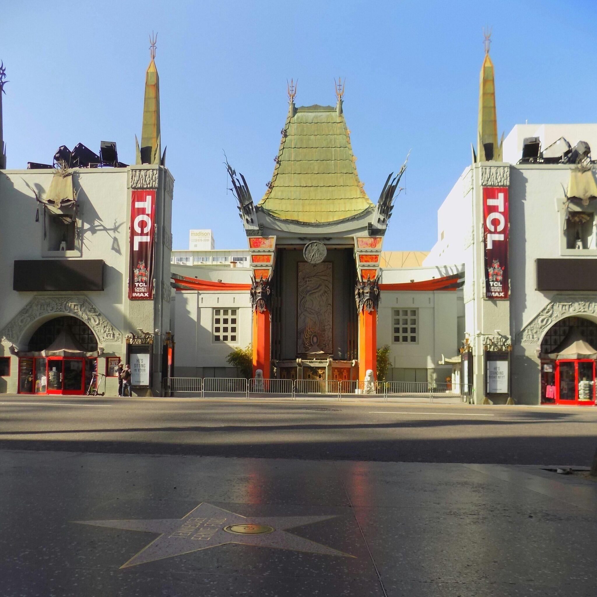 Prachtvolle Fassade eines historischen Theaters mit vergoldeter zentraler Pagode und roten Bannern in Los Angeles