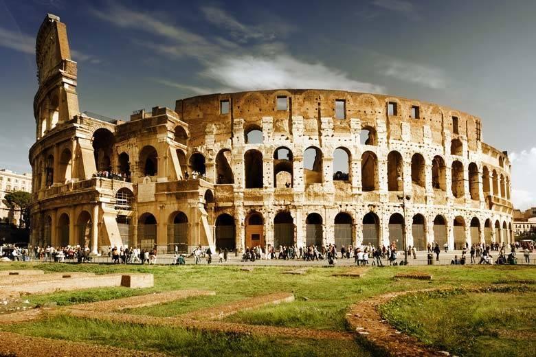 Voyageur devant un monument historique à Rome, Italie