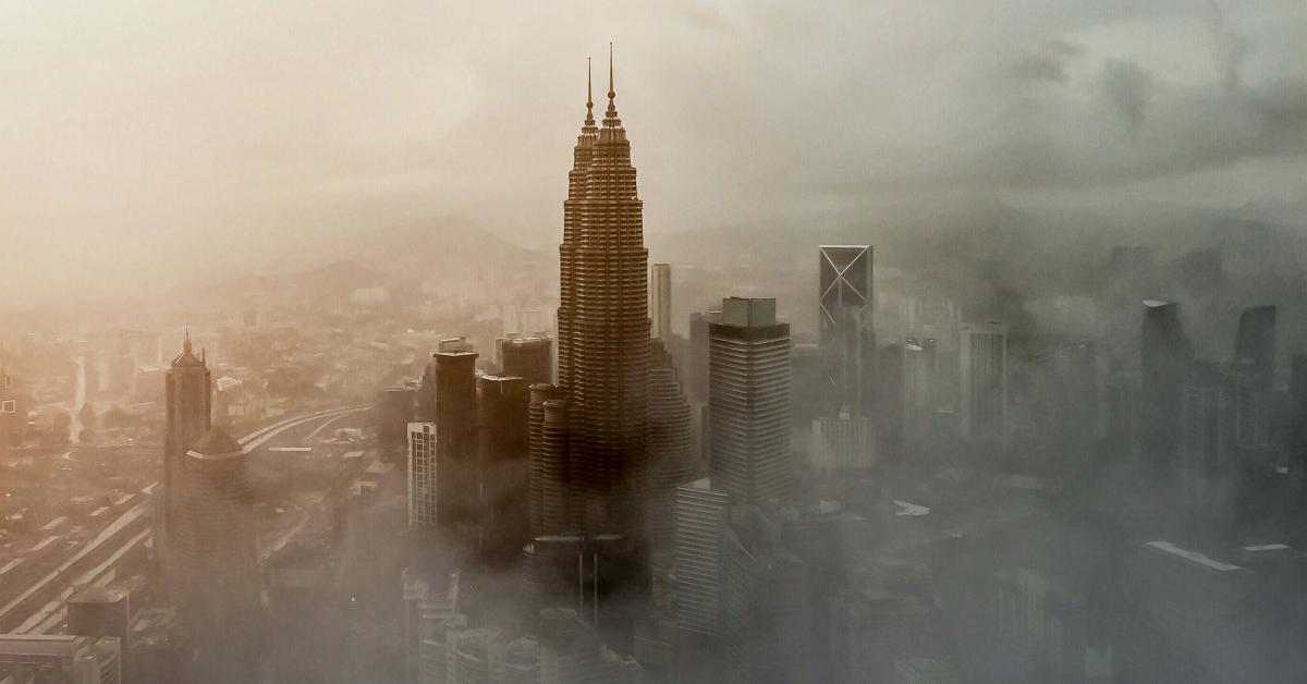 Vue sur les tours Petronas de Kuala Lumpur au coucher de soleil, voyage en Malaisie