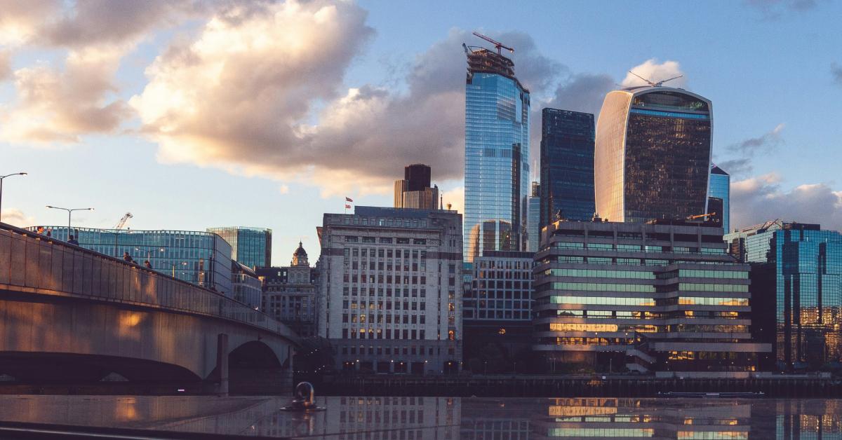 Vue aérienne de Londres avec le Tower Bridge et la Tamise, destination pour un voyage au Royaume-Uni