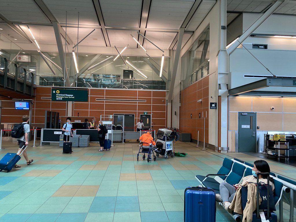 Voyageur au comptoir des bagages perdus dans un aéroport