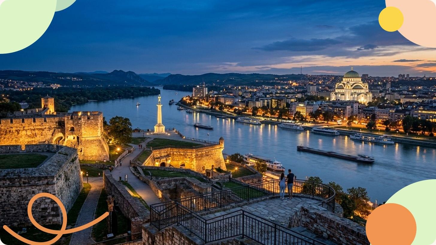 Nächtlicher Blick auf eine beleuchtete Brücke über die Donau in Belgrad, Serbien