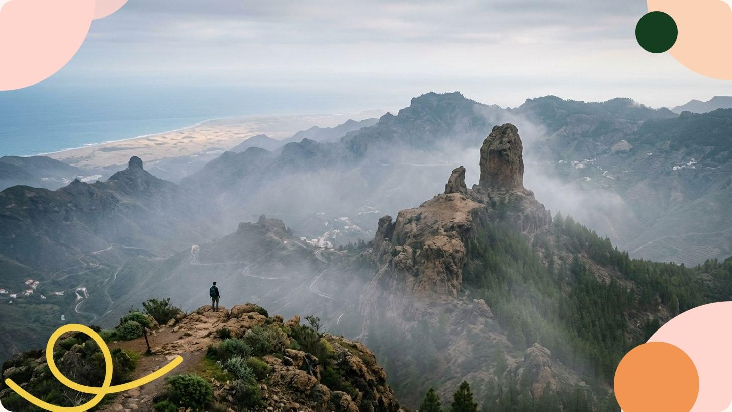Spiaggia di Gran Canaria con hotel sul lungomare, acqua turchese e palme circondate da montagne rocciose