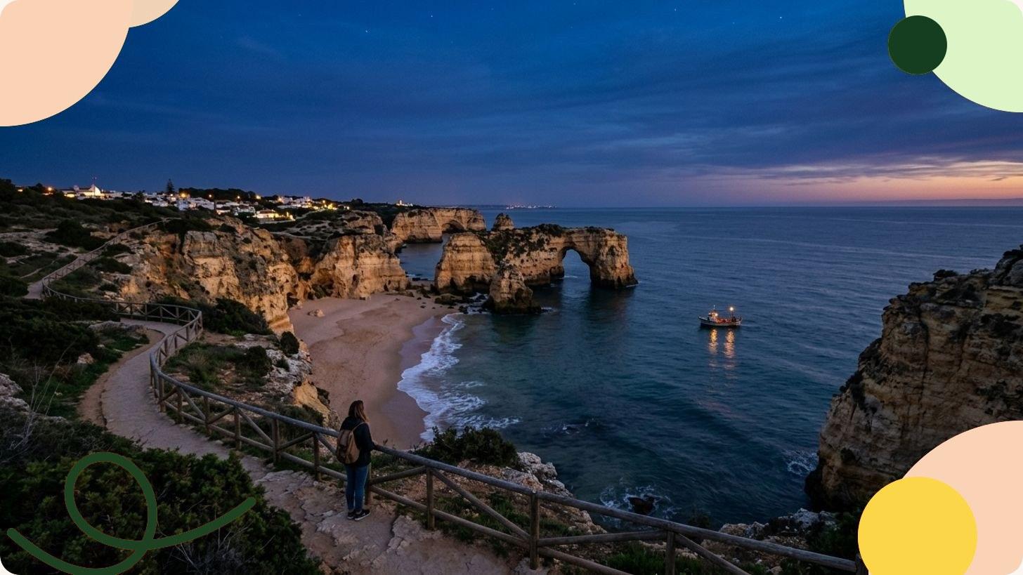 Goldene Klippen der Algarve mit Blick auf einen weißen Sandstrand und türkisfarbenes Wasser